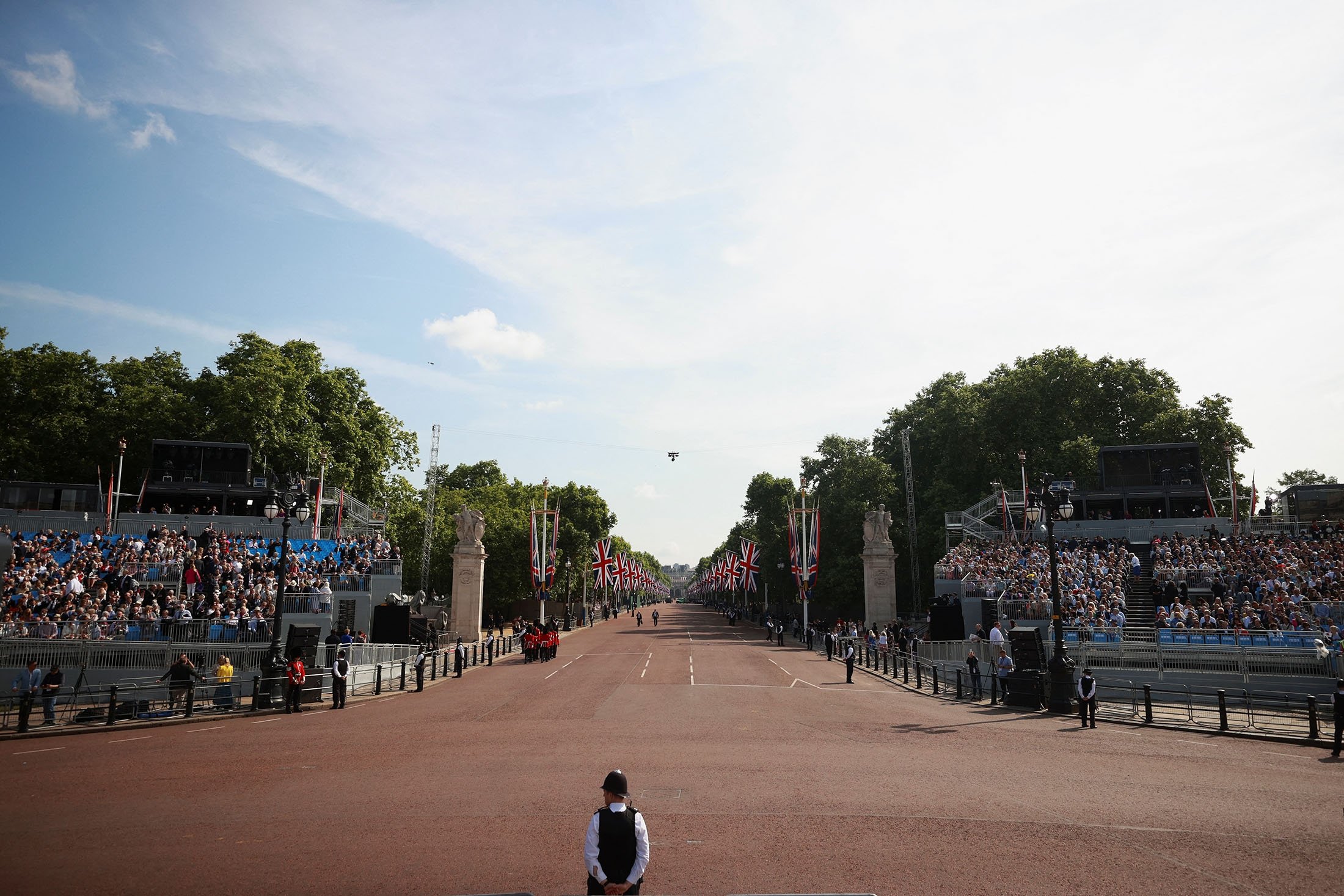 Pemandangan umum menunjukkan The Mall selama perayaan Queen's Platinum Jubilee di London, Inggris, 2 Juni 2022. (Foto Reuters)