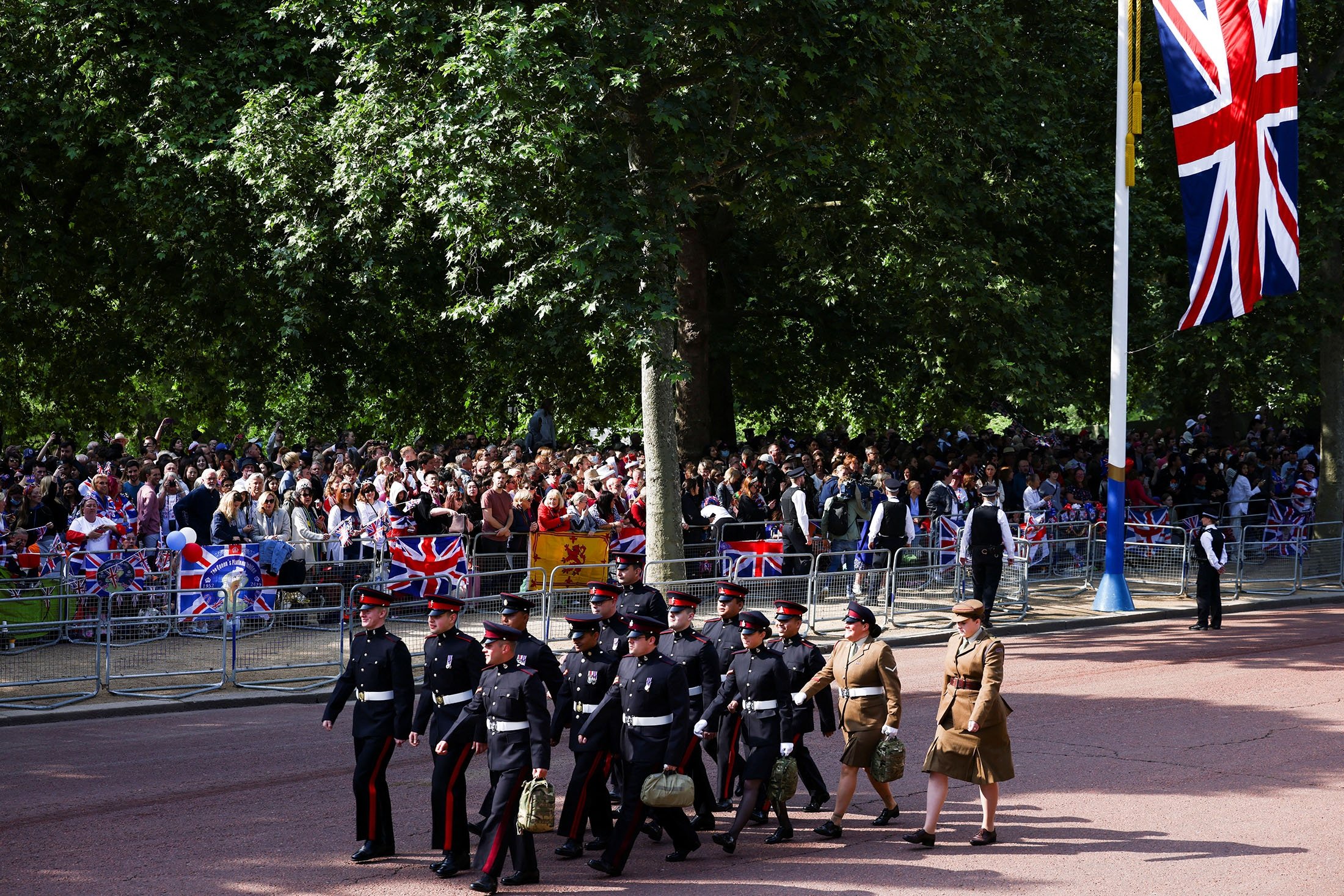 Anggota militer berbaris selama perayaan Queen's Platinum Jubilee di Mall di London, Inggris, 2 Juni 2022. (Foto Reuters)