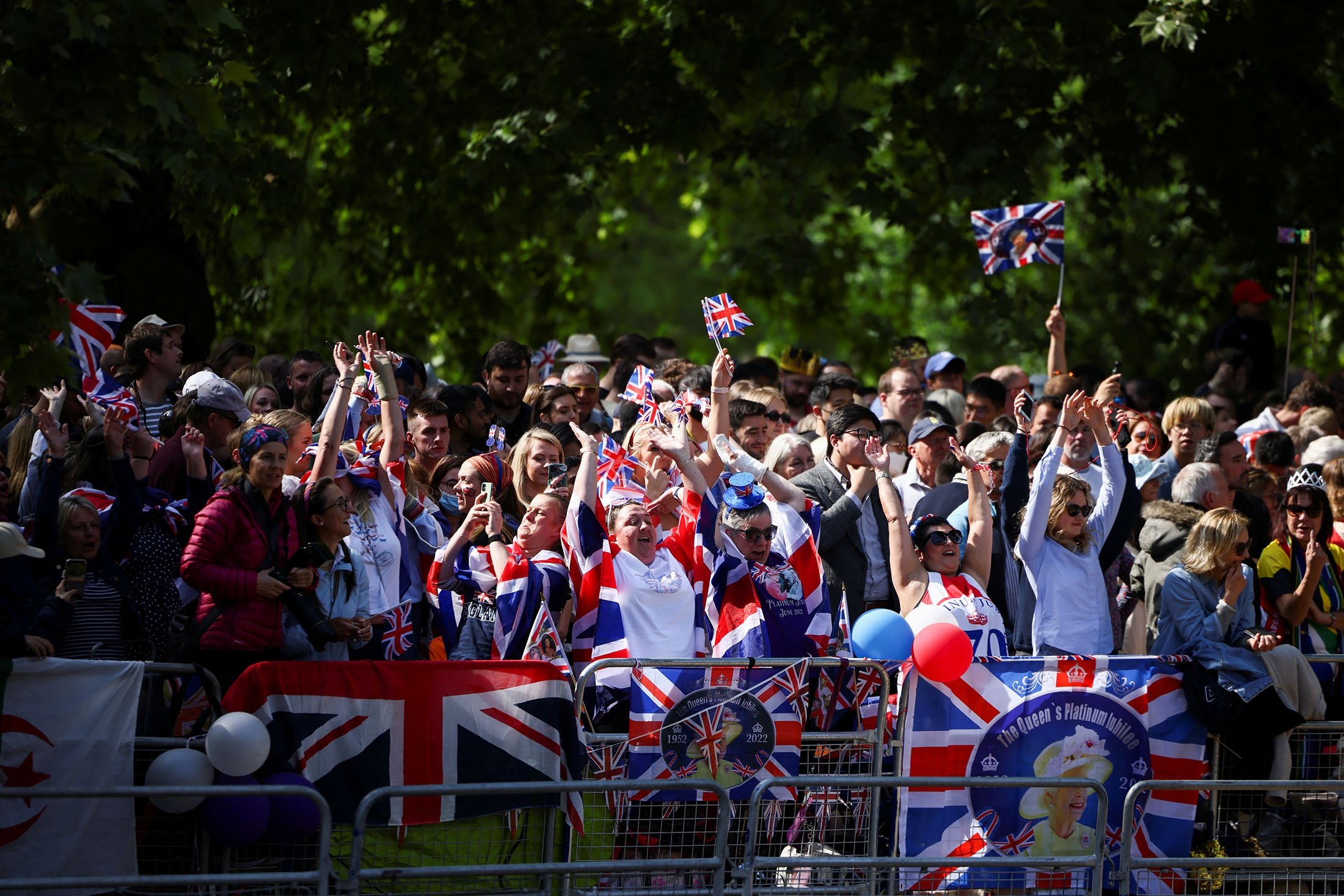 Orang-orang berkumpul di sepanjang The Mall saat mereka menghadiri perayaan Queen's Platinum Jubilee di London, Inggris, 2 Juni 2022. (Foto Reuters)