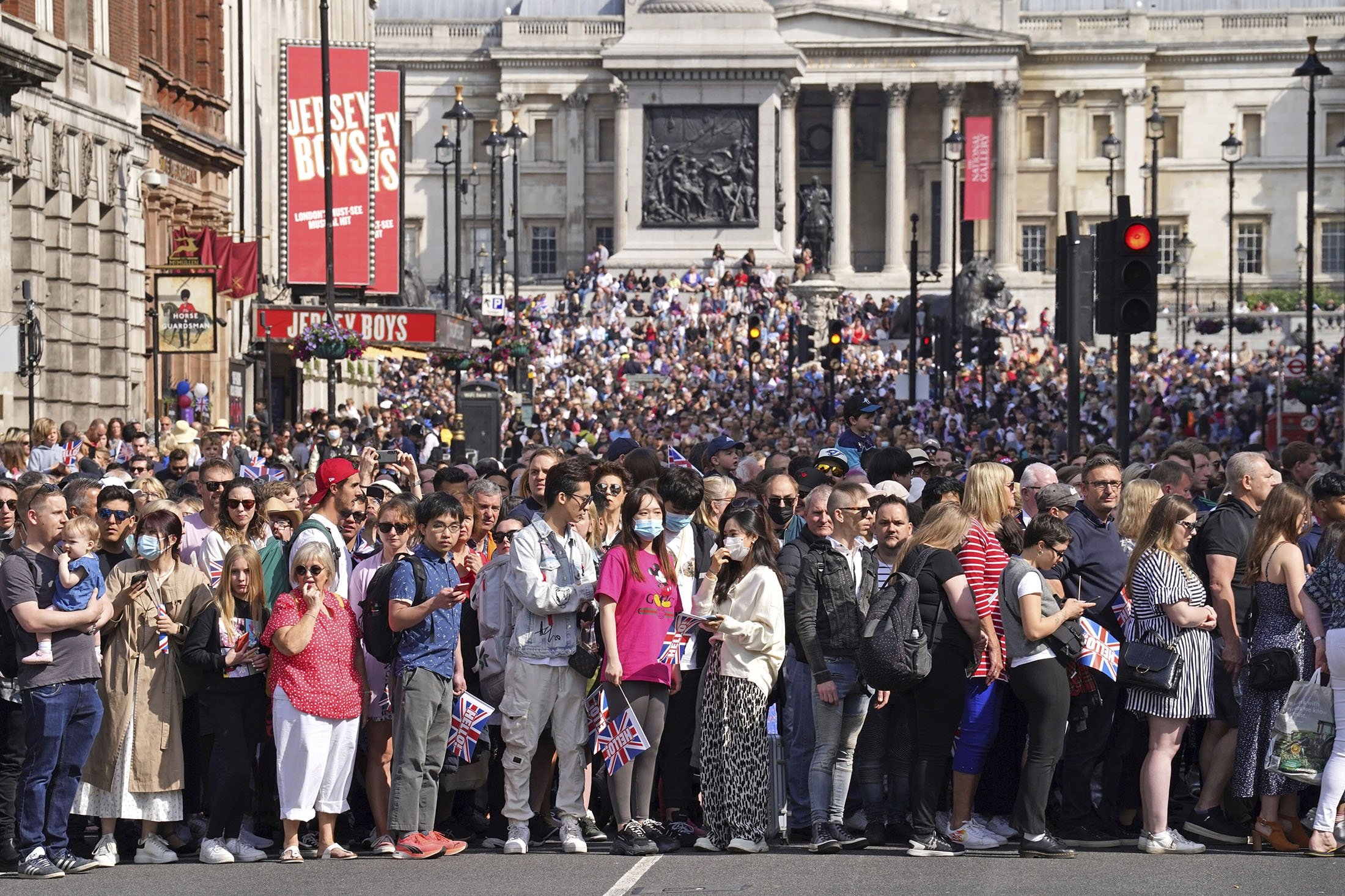 Kerumunan orang berkumpul di dekat Trafalgar Square pada hari pertama dari empat hari perayaan untuk menandai Platinum Jubilee, di London, Inggris, 2 Juni 2022. (AP Photo)