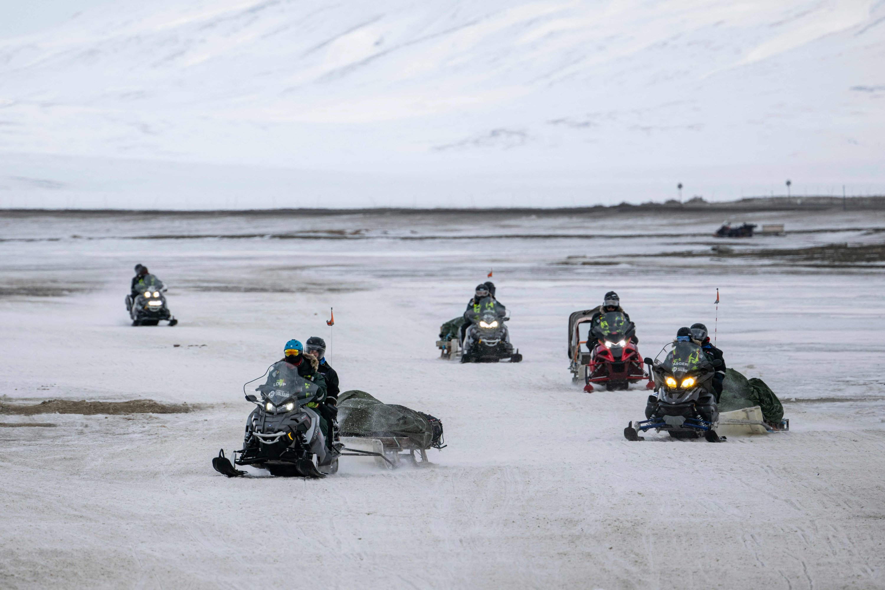 Turis kembali ke Longyearbyen setelah tur dengan mobil salju, pulau Spitsbergen, di Kepulauan Svalbard, Norwegia utara, 8 Mei 2022. (AFP Photo)