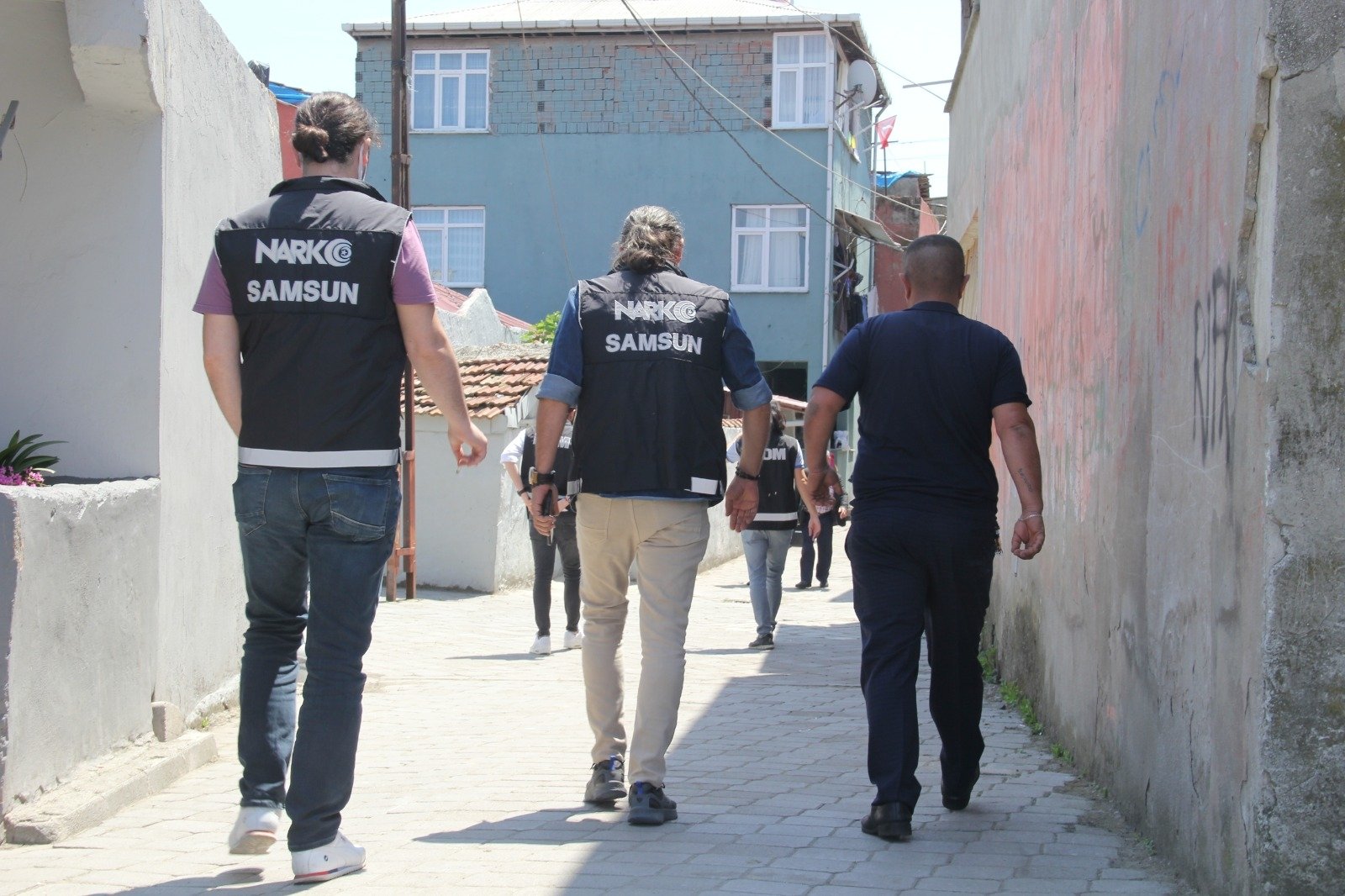 Counternarcotics police patrol a neighborhood during a raid against drug smugglers, Samsun, northern Turkey, May 27, 2022. (AA PHOTO)