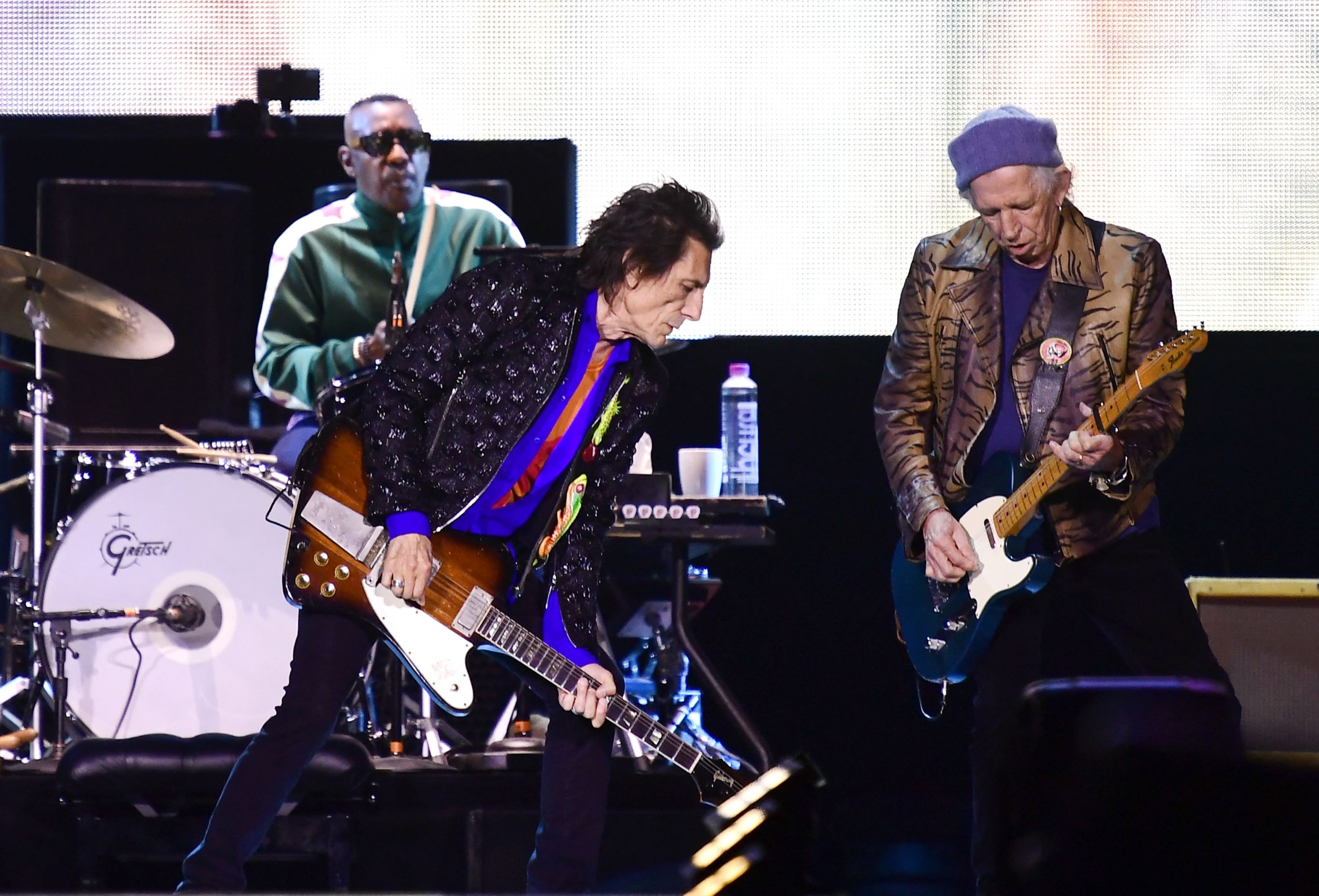 (LR) Anggota Rolling Stones Steve Jordan, Ronnie Wood dan Keith Richards tampil selama konser mereka sebagai bagian dari tur Eropa mereka, Madrid, Spanyol, 1 Juni 2022. (AFP Photo)