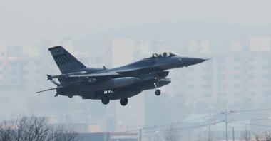 An F-16 fighter jet of the U.S. Air Force lands at the Osan Air Base in Pyeongtaek, South Korea, March 16, 2022. (EPA Photo)
