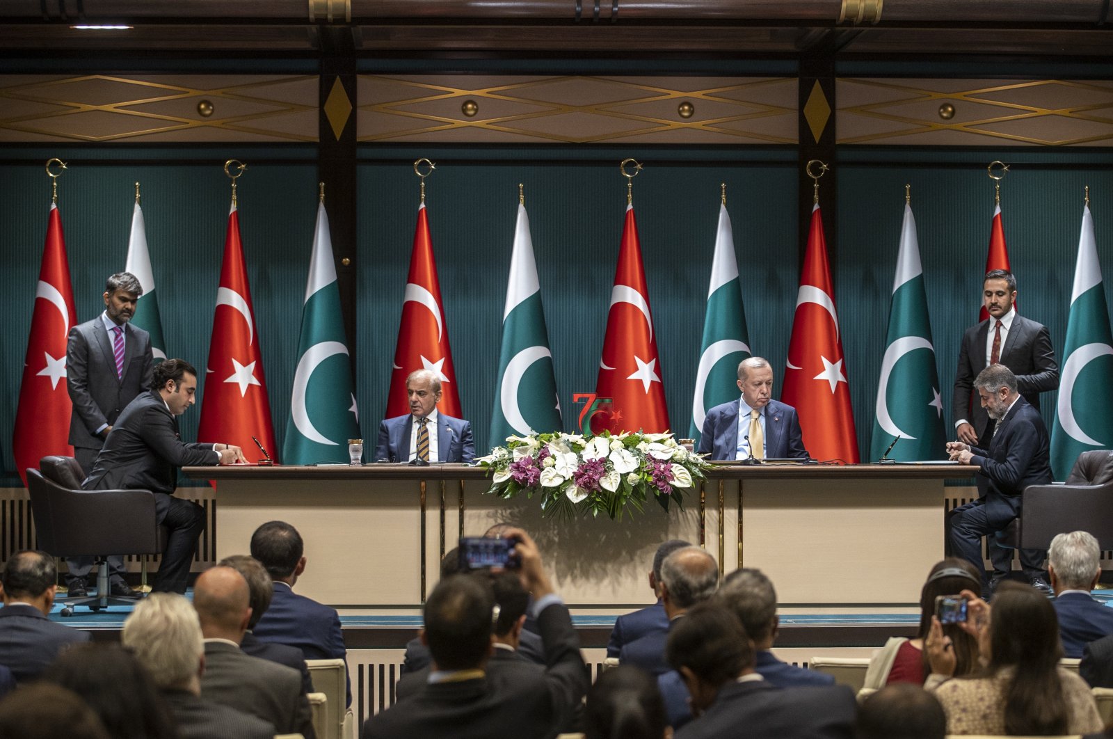 President Recep Tayyip Erdoğan and Pakistani Prime Minister Shahbaz Sharif attend a meeting in Ankara, Turkey, June 1, 2022. (AA Photo)
