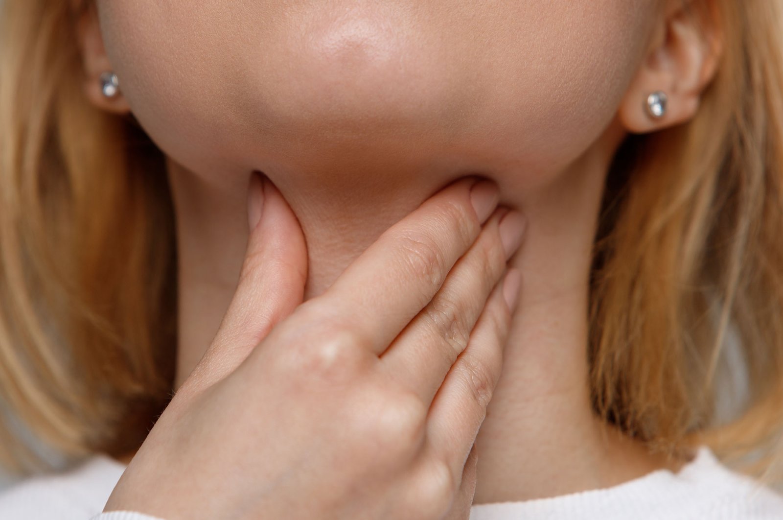 Experts say that long-term hoarseness may indicate important health problems. (Shutterstock Photo)