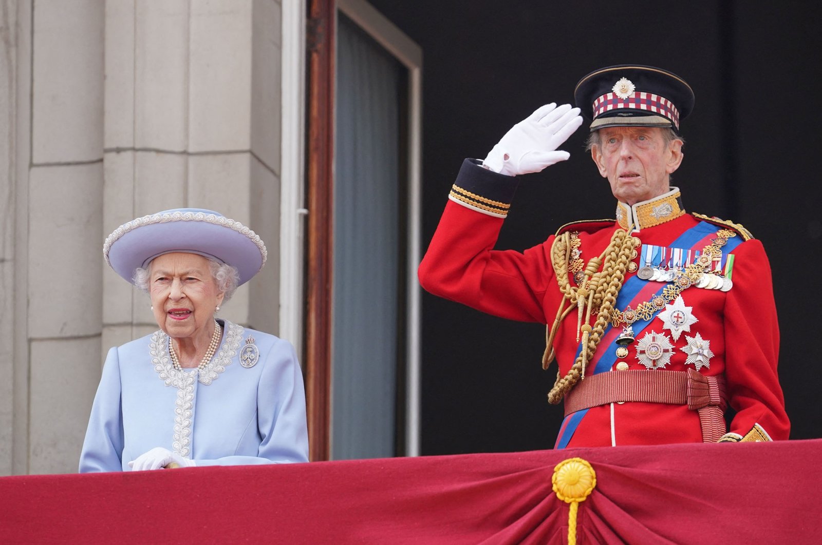 Queen Elizabeth II (L) stands with Britain&#039;s Prince Edward, Duke of Kent, on the Balcony of Buckingham Palace as the troops march past during the Queen&#039;s Birthday Parade, the Trooping the Colour, in London, U.K., June 2, 2022. (AFP Photo)