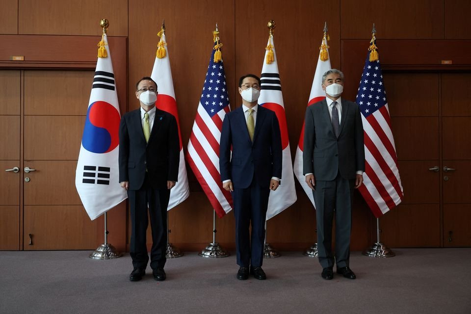 Kim Gunn, South Korea&#039;s new special representative for Korean Peninsula peace and security affairs, his U.S. counterpart Sung Kim and Japanese counterpart Takehiro Funakoshi pose for photographs before their meeting at the Foreign Ministry, Seoul, South Korea, June 3, 2022. (Reuters Photo)