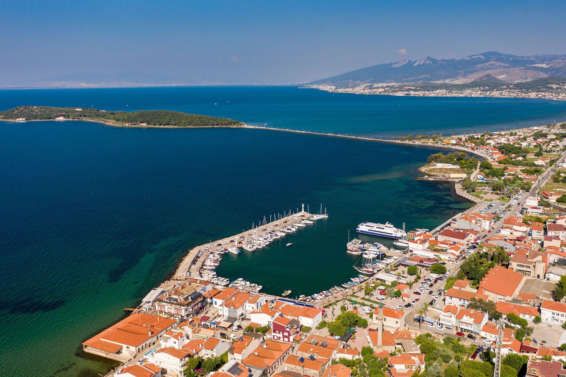 Sementara Urla di Izmir meningkat pesat dengan sejumlah basa-basi seperti kafe dan restoran kelas atas, desa-desa di sekitarnya benar-benar tersembunyi di balik perbukitan berhutan.  (Foto Shutterstock)