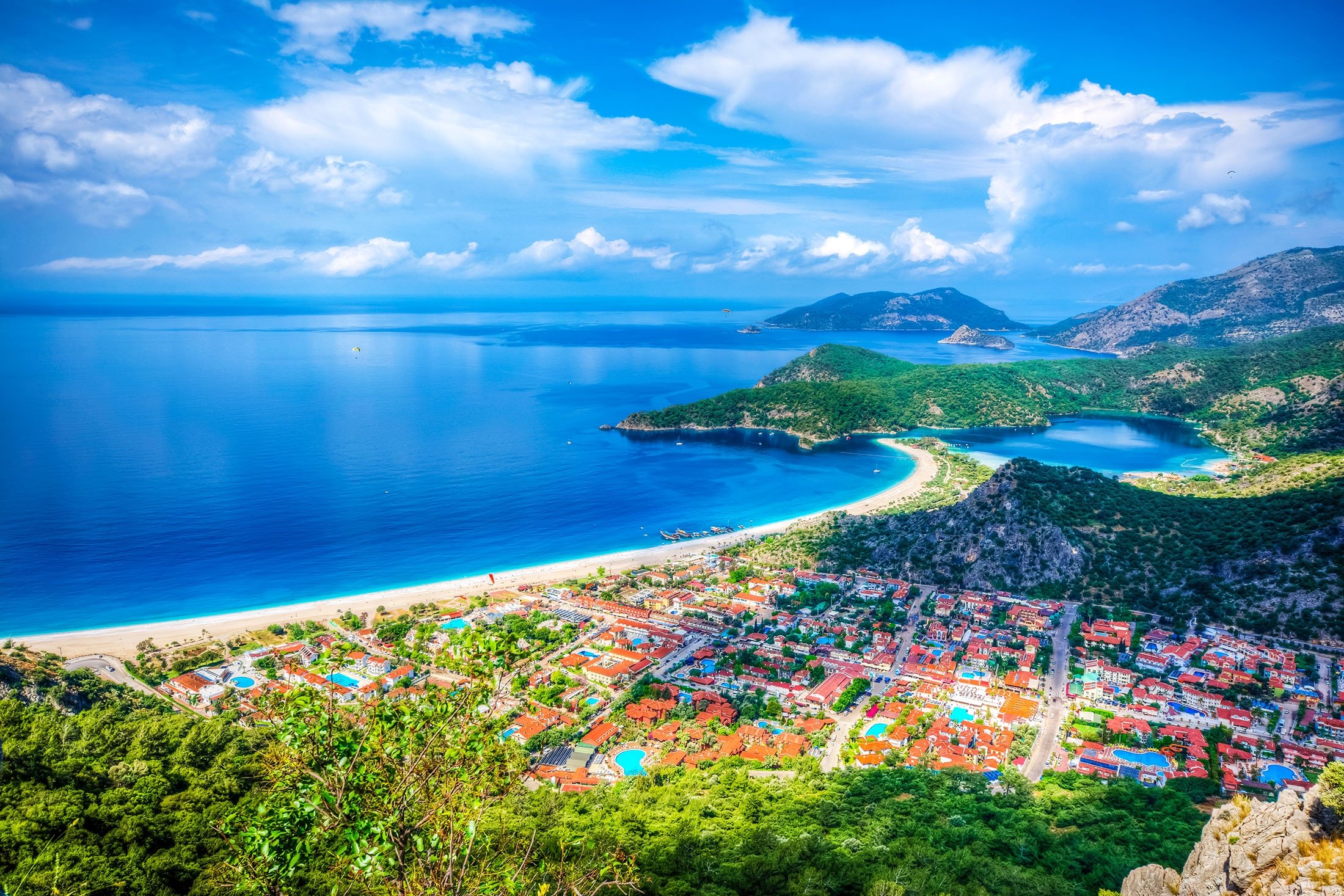 Fethiye adalah rumah bagi keajaiban alam Ölüdeniz dan Faralya, sebuah desa dengan pemandangan yang menakjubkan secara harfiah di Jalur Lycian kuno.  (Foto Shutterstock)