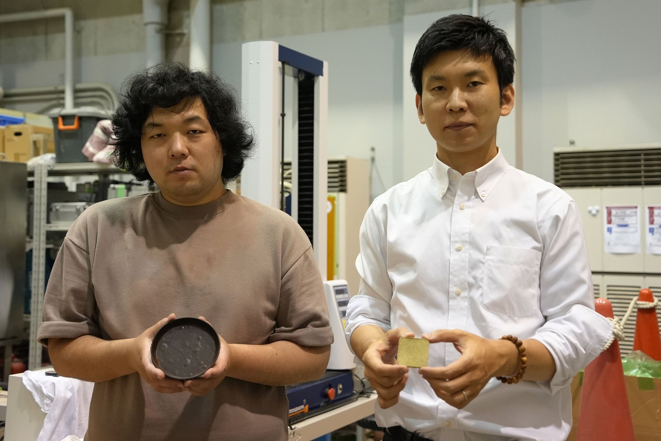 Peneliti Universitas Tokyo Yuya Sakai (kanan), dan Kota Machida berpose untuk foto dengan produk yang mereka buat 