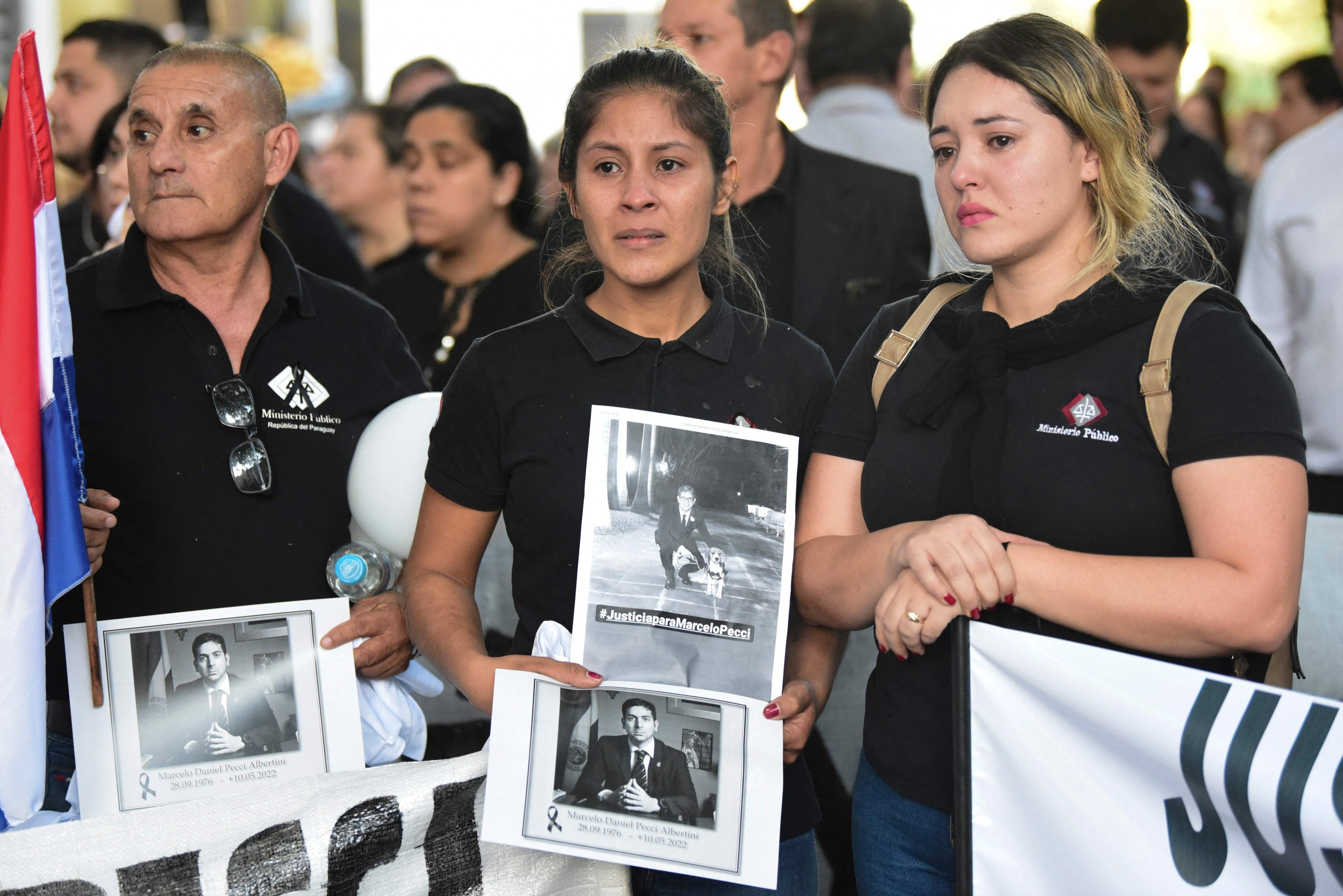 Jaksa memberikan penghormatan kepada jaksa anti-narkoba Marcelo Pecci, yang ditembak mati pada 10 Mei 2022 saat sedang berbulan madu di pulau Karibia Kolombia, selama pawai untuk menuntut keadilan atas pembunuhannya di Asuncion, Paraguay, 13 Mei 2022. ( Foto AFP)