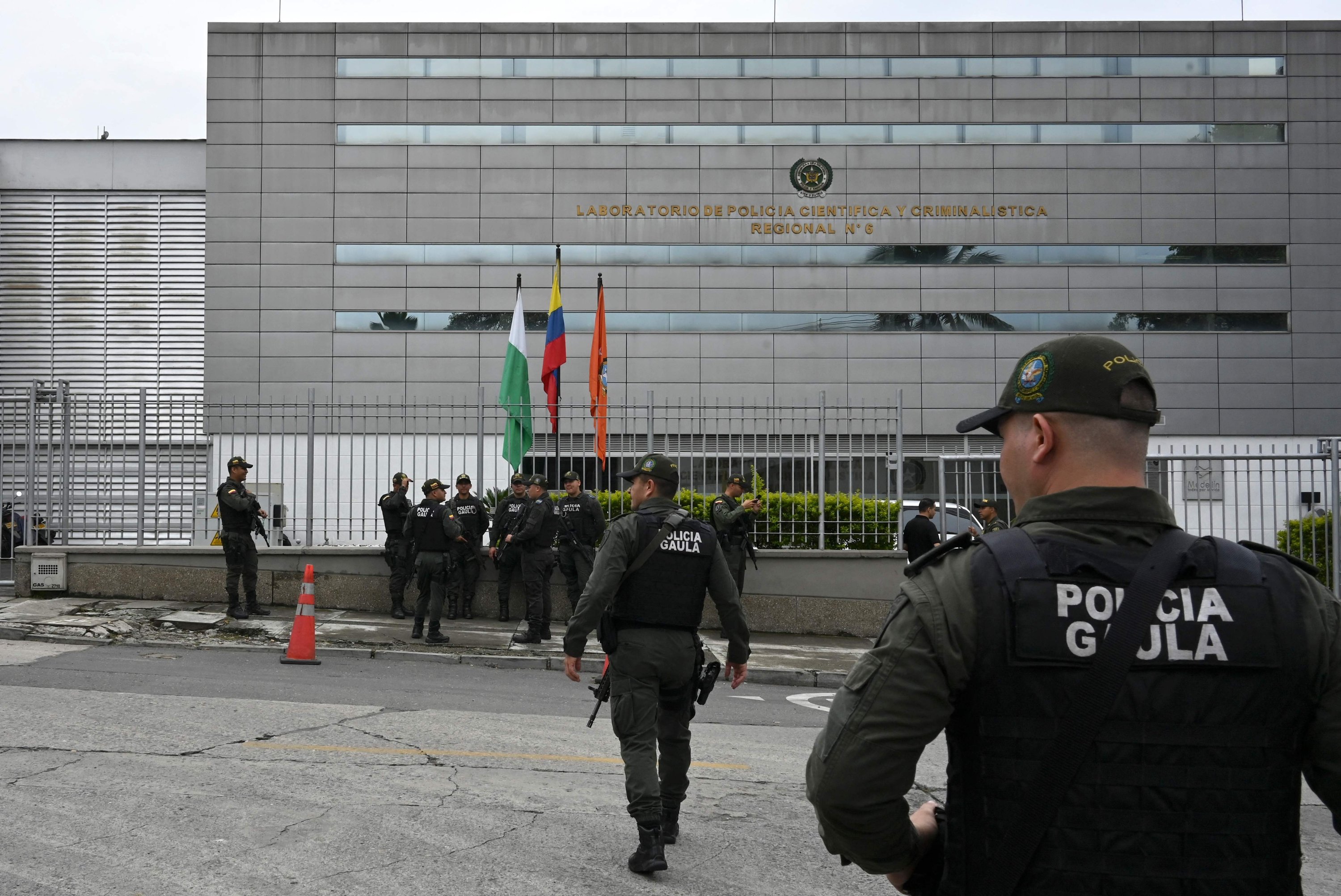 Petugas polisi berjaga di luar Laboratorium Polisi Ilmiah dan Forensik di Medellin, Kolombia, setelah penangkapan para tersangka dalam pembunuhan ala eksekusi seorang jaksa anti-narkoba Paraguay selama bulan madunya, Medellin, Kolombia, 3 Juni 2022. (AFP Foto)