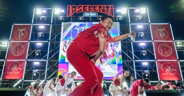 In this picture taken on May 27, 2022, South Korean singer and producer Psy (C) performs his biggest hit song, &quot;Gangnam Style,&quot; during a concert at an outdoor venue on the Korea University grounds, Seoul, South Korea. (AFP Photo)