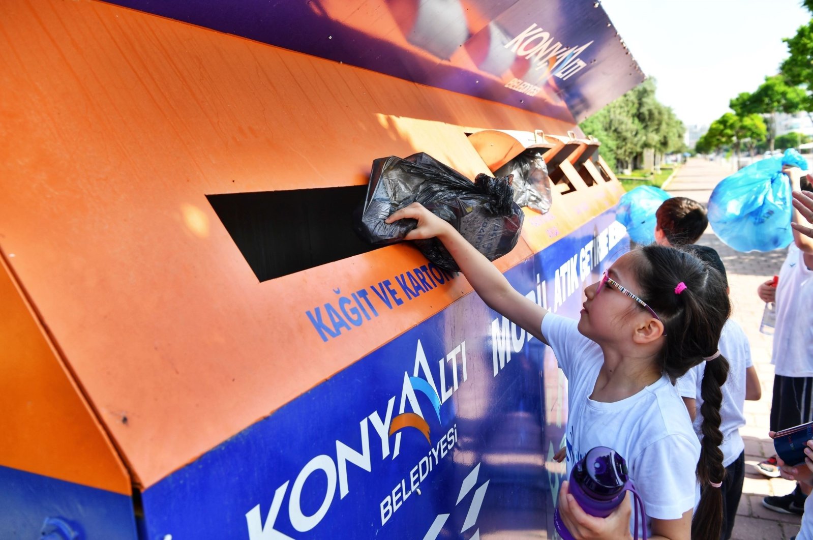 Students dispose of waste in recycling dumpsters during a recycling training program, in Konyaaltı, Antalya, southern Turkey, May 30, 2022. (İHA PHOTO)