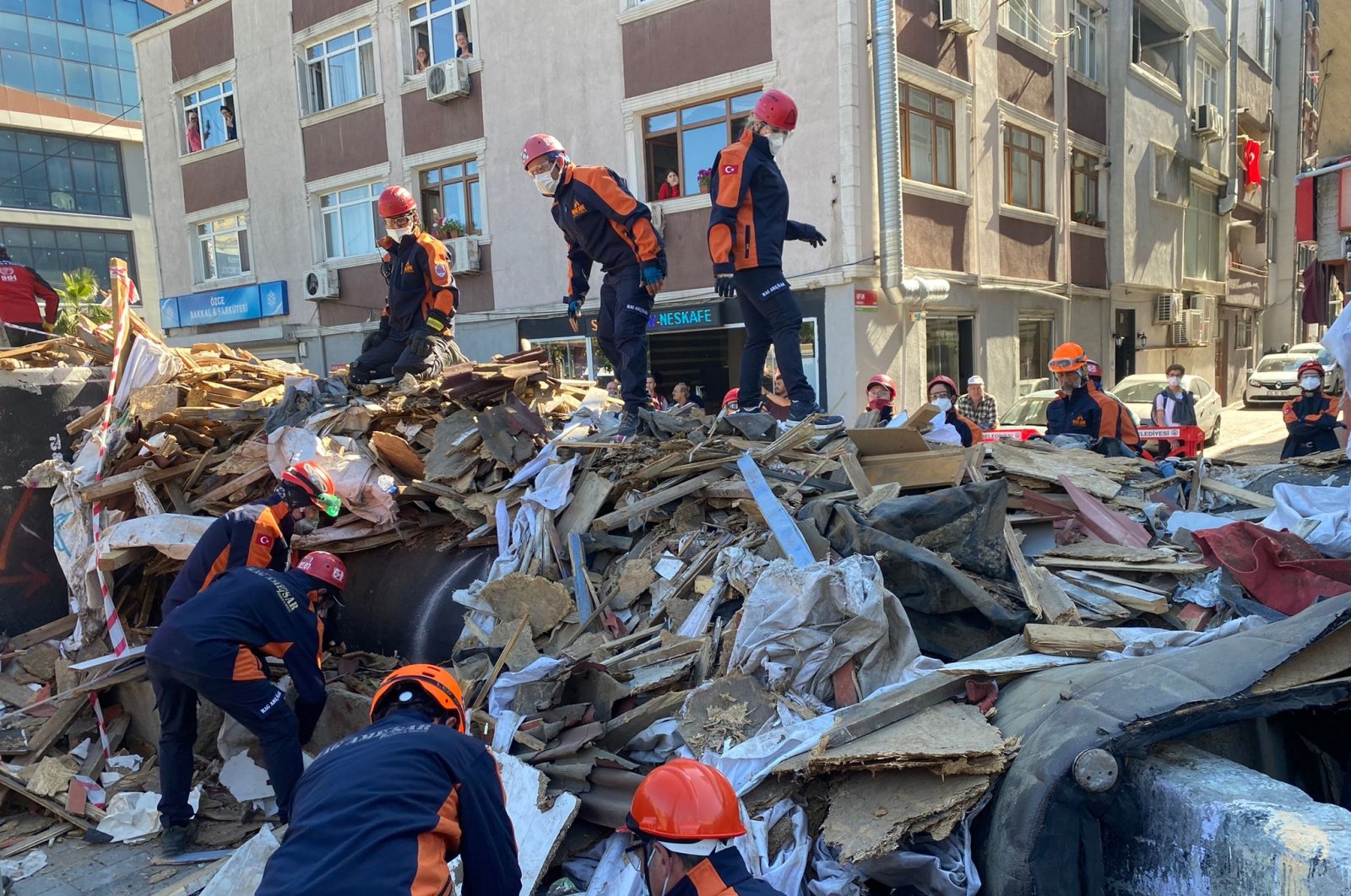 Search and rescue crews perform an earthquake drill in Istanbul, Turkey, May 20, 2022. (DHA PHOTO) 