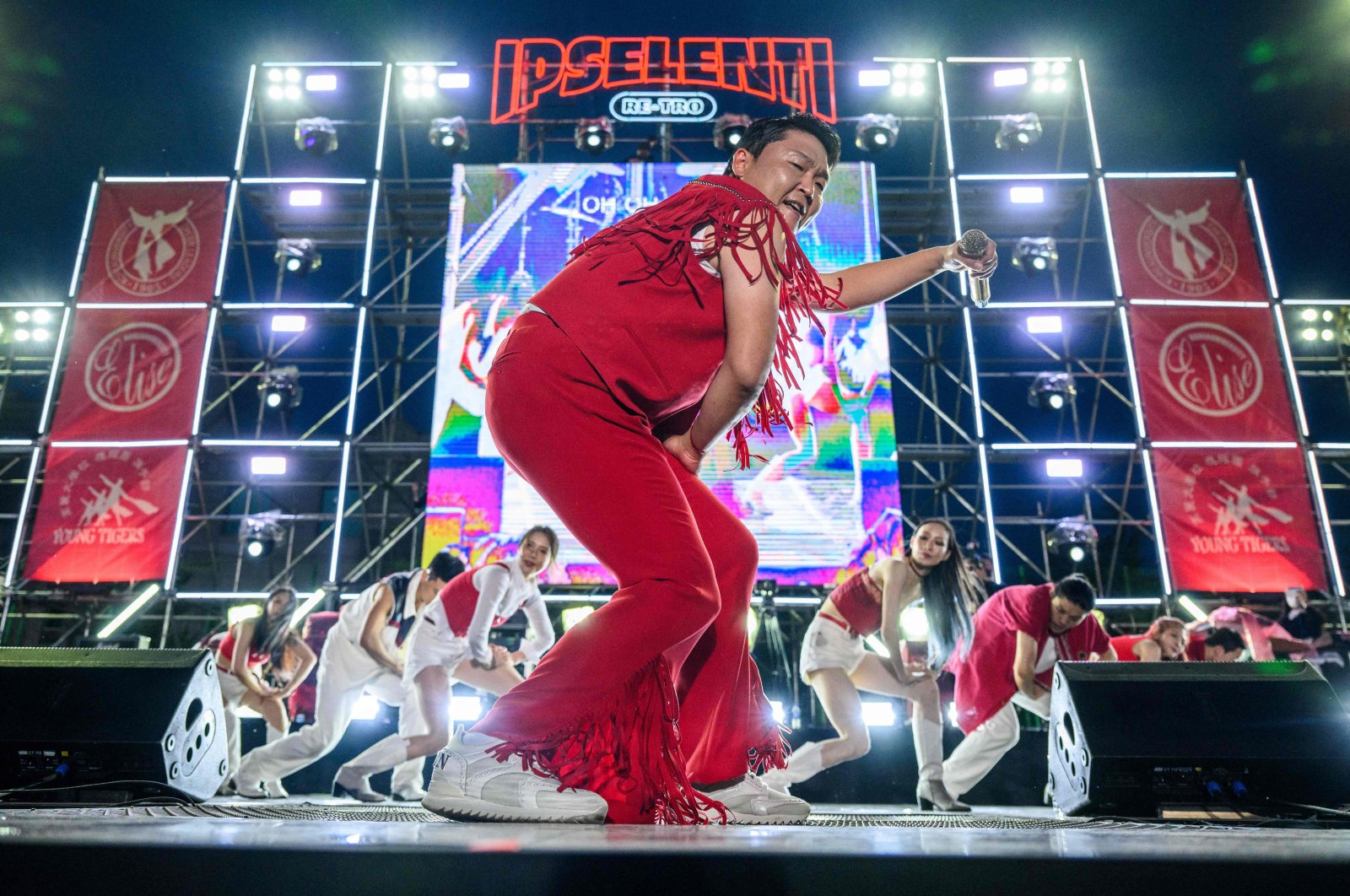 In this picture taken on May 27, 2022, South Korean singer and producer Psy (C) performs his biggest hit song, &quot;Gangnam Style,&quot; during a concert at an outdoor venue on the Korea University grounds, Seoul, South Korea. (AFP Photo)