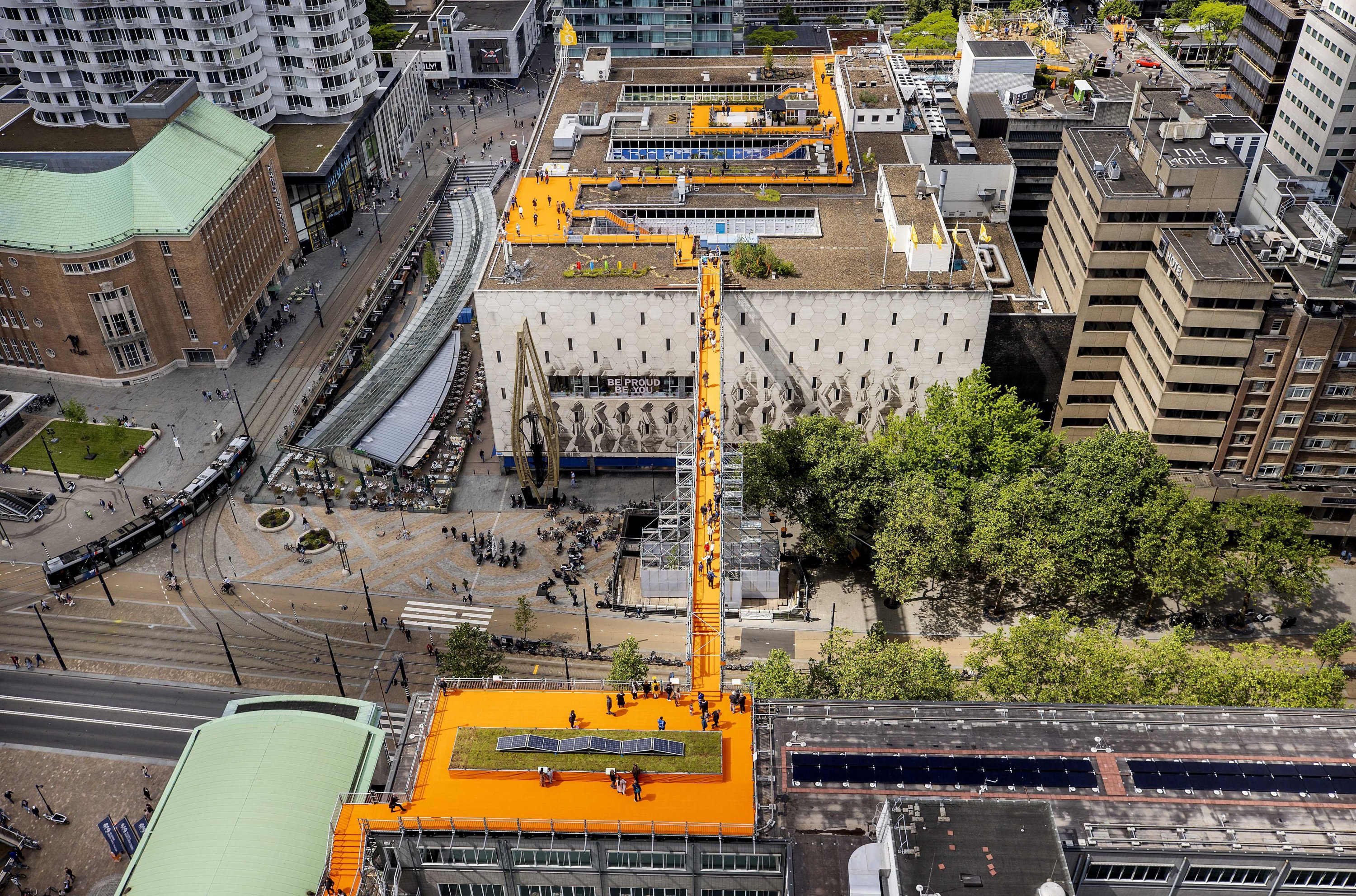 Pengunjung berjalan melintasi sky bridge yang dibangun untuk Rotterdam Rooftop Walk, Rotterdam, Belanda, 26 Mei 2022. (EPA Photo)