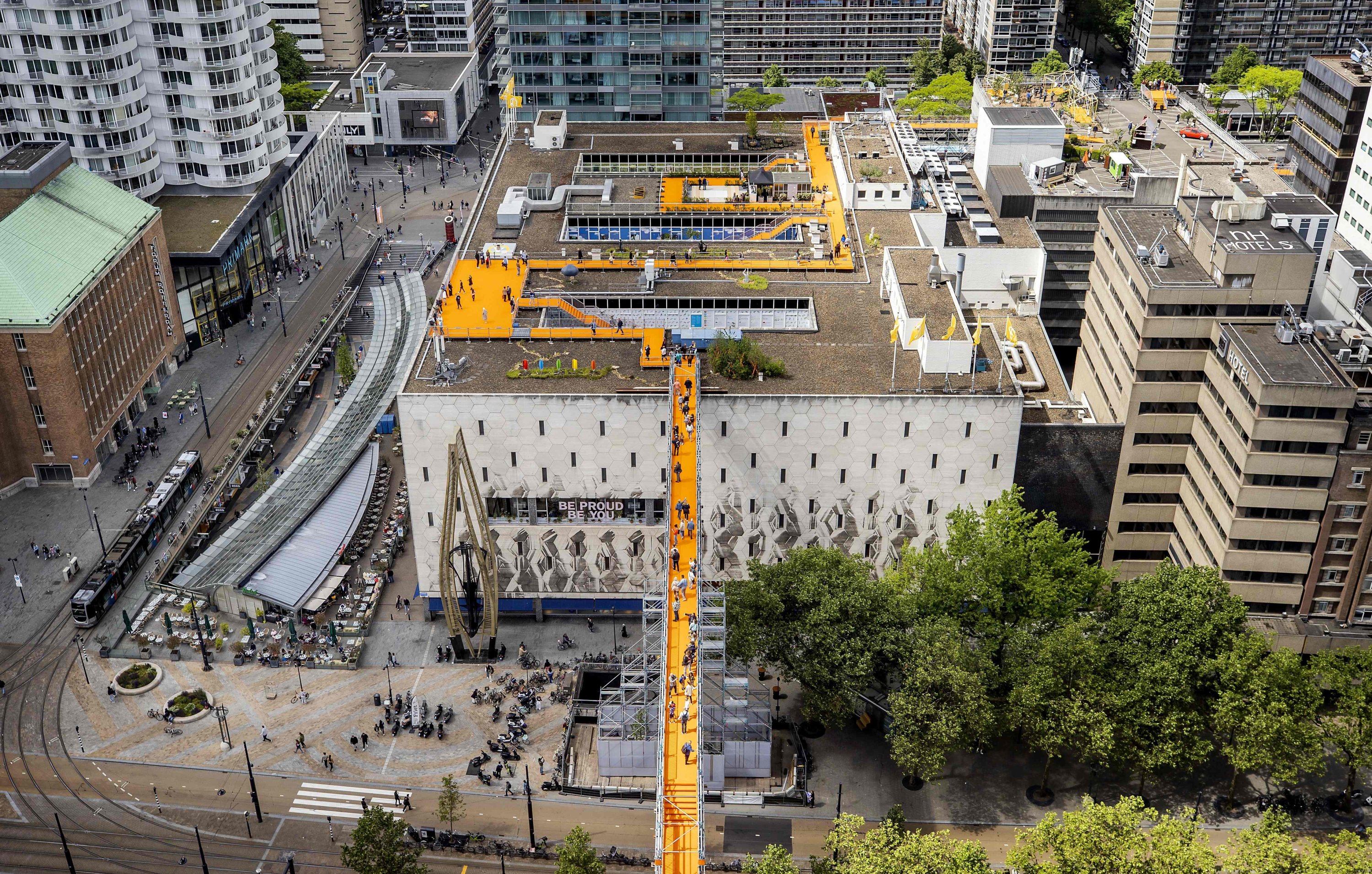 Pengunjung berjalan melintasi sky bridge yang dibangun untuk Rotterdam Rooftop Walk, Rotterdam, Belanda, 26 Mei 2022. (AFP Photo)