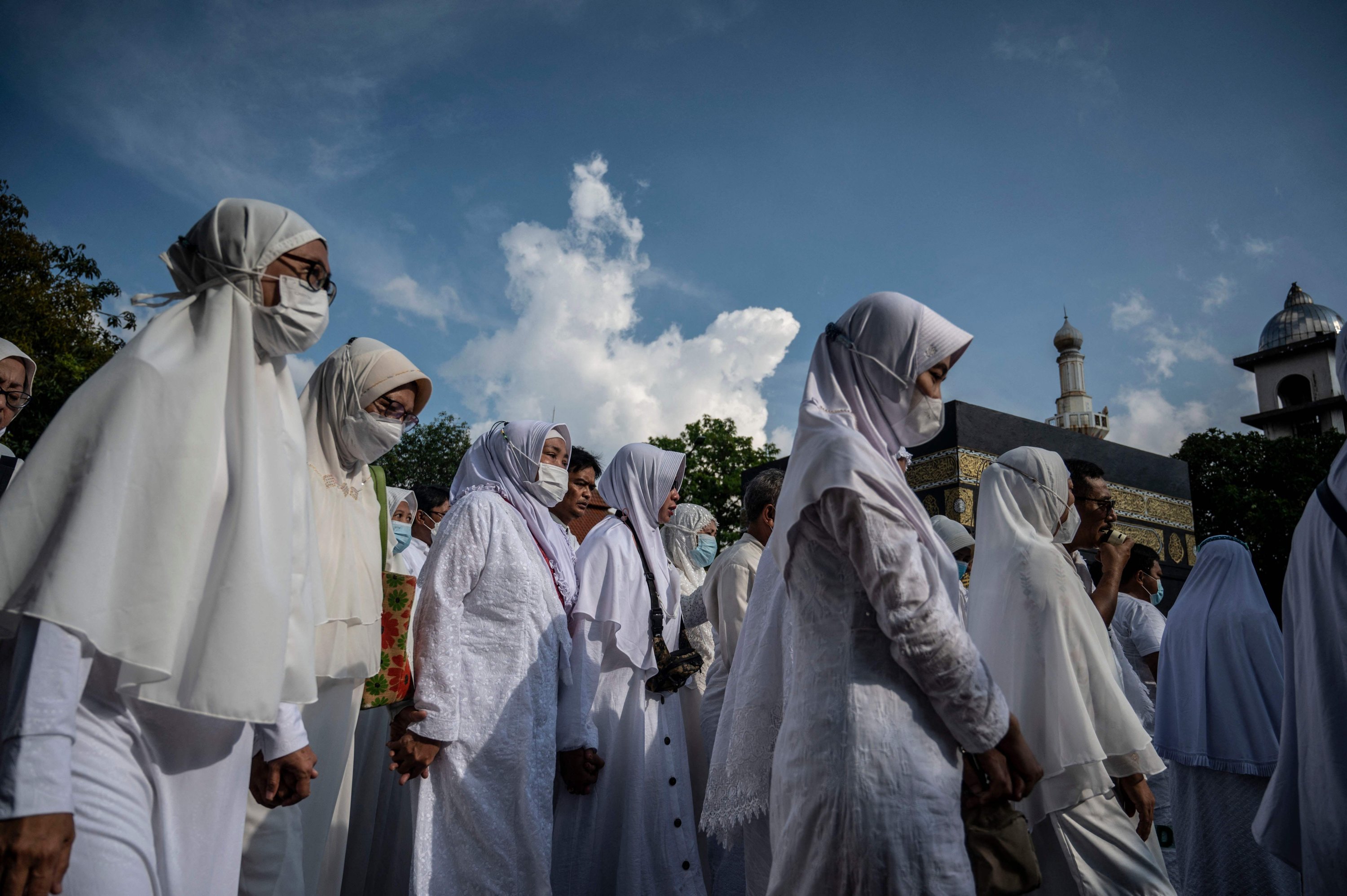 Indonesian Muslims simulate the circumambulation of a mock Kaaba as part of preparations ahead of their Hajj pilgrimage, Surabaya, Indonesia, May 22, 2022. (AFP Photo)