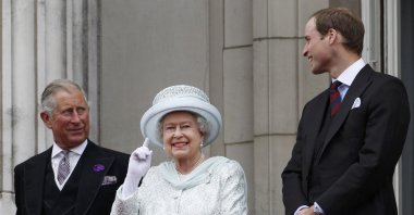 From left, Britain&#039;s Prince Charles, Britain&#039;s Queen Elizabeth II and Prince William stand on the balcony at Buckingham Palace during the Diamond Jubilee celebrations in central London, Britain, June 5, 2012. (AP File Photo)