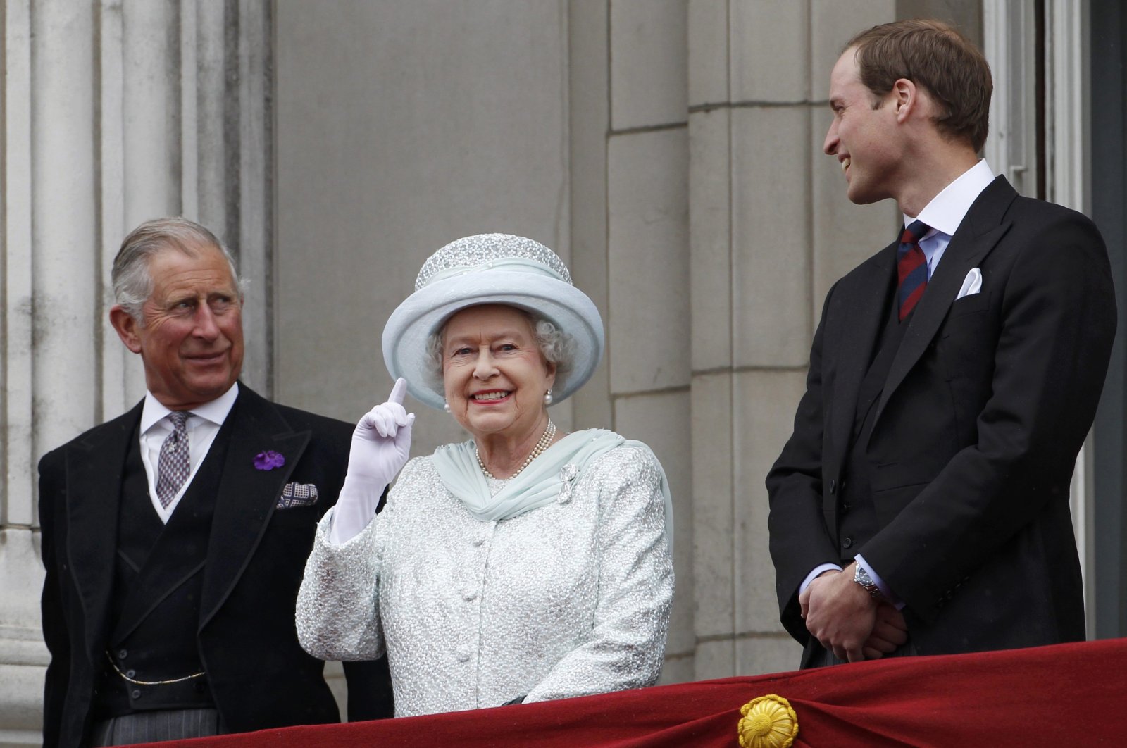 From left, Britain&#039;s Prince Charles, Britain&#039;s Queen Elizabeth II and Prince William stand on the balcony at Buckingham Palace during the Diamond Jubilee celebrations in central London, Britain, June 5, 2012. (AP File Photo)