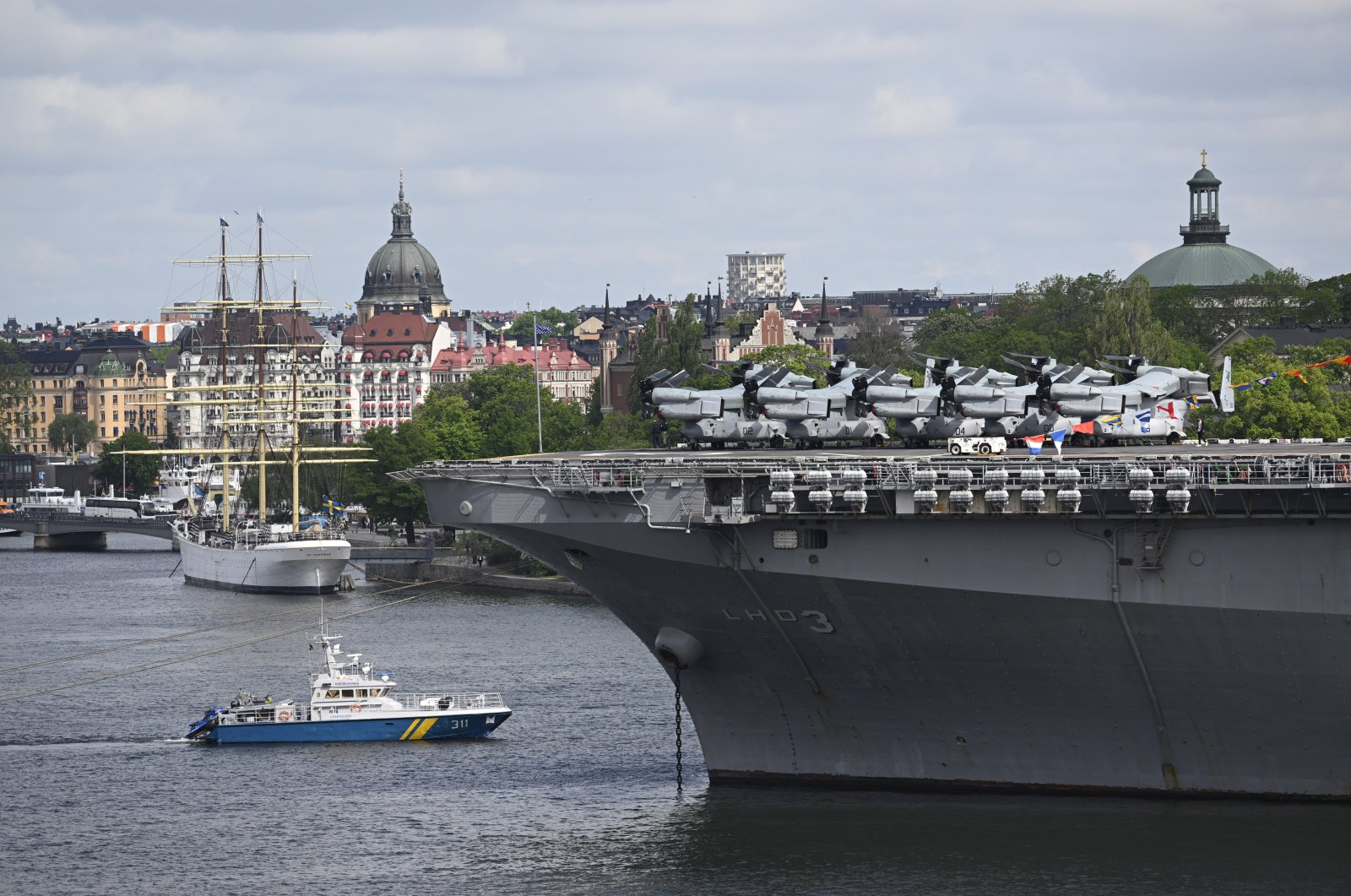 The U.S. amphibious assault ship USS Kearsarge is seen in central Stockholm, Sweden, June 3, 2022. (EPA Photo)