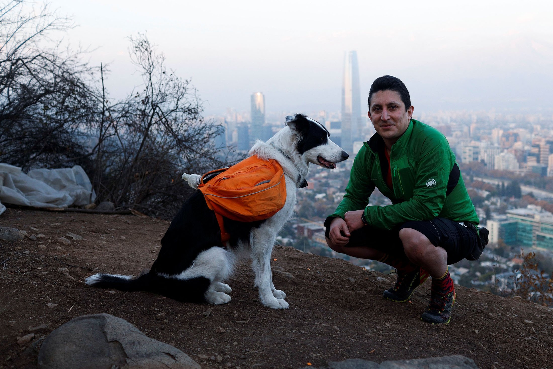 Gonzalo Chiang dan anjingnya Sam berfoto saat mereka mencari sampah di Santiago, Chili, 31 Mei 2022. (Foto Reuters)