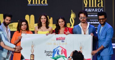 From left to right, Bollywood actor Shahid Kapoor, director Farah Khan, actress Ananya Panday, Sara Ali Khan, actors Tiger Shroff and Ritesh Deshmukh attend a press conference ahead of 22nd edition of the International Indian Film Academy Awards in Abu Dhabi, United Arab Emirates, June 2, 2022. (AFP Photo)