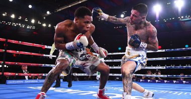 U.S.' Devin Haney (L) and Australia's George Kambosos Jr. during the world lightweight title boxing match, Melbourne, Australia, June 5, 2022. (EPA Photo)