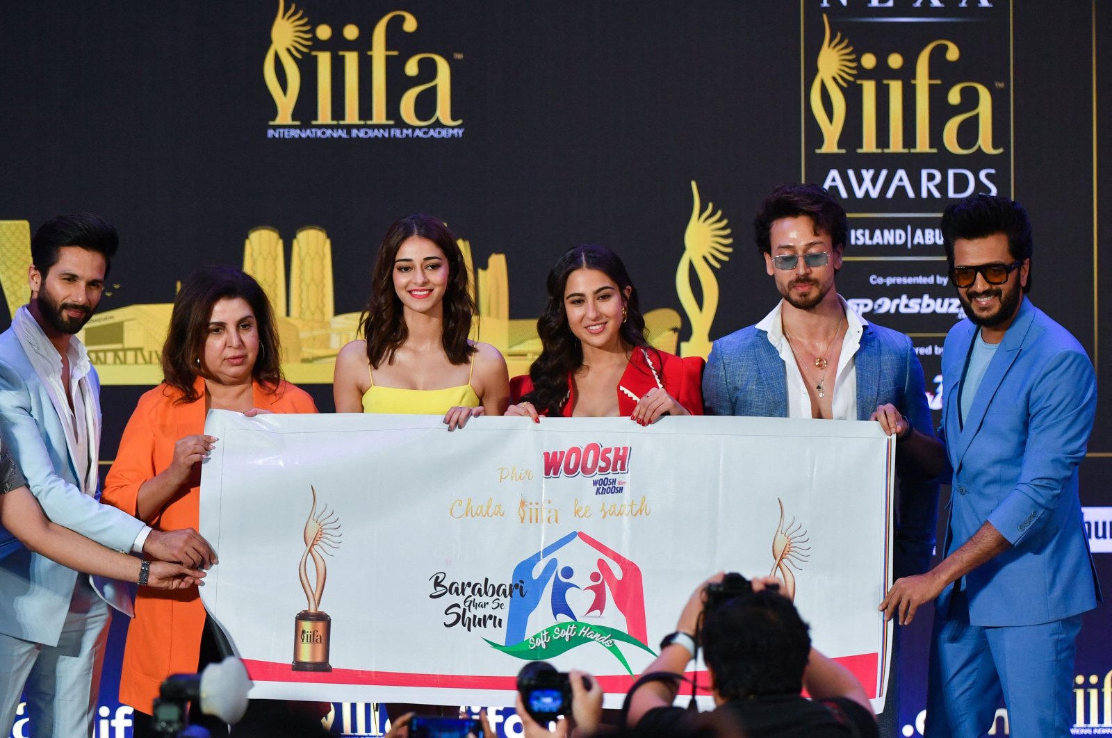 From left to right, Bollywood actor Shahid Kapoor, director Farah Khan, actress Ananya Panday, Sara Ali Khan, actors Tiger Shroff and Ritesh Deshmukh attend a press conference ahead of 22nd edition of the International Indian Film Academy Awards in Abu Dhabi, United Arab Emirates, June 2, 2022. (AFP Photo)