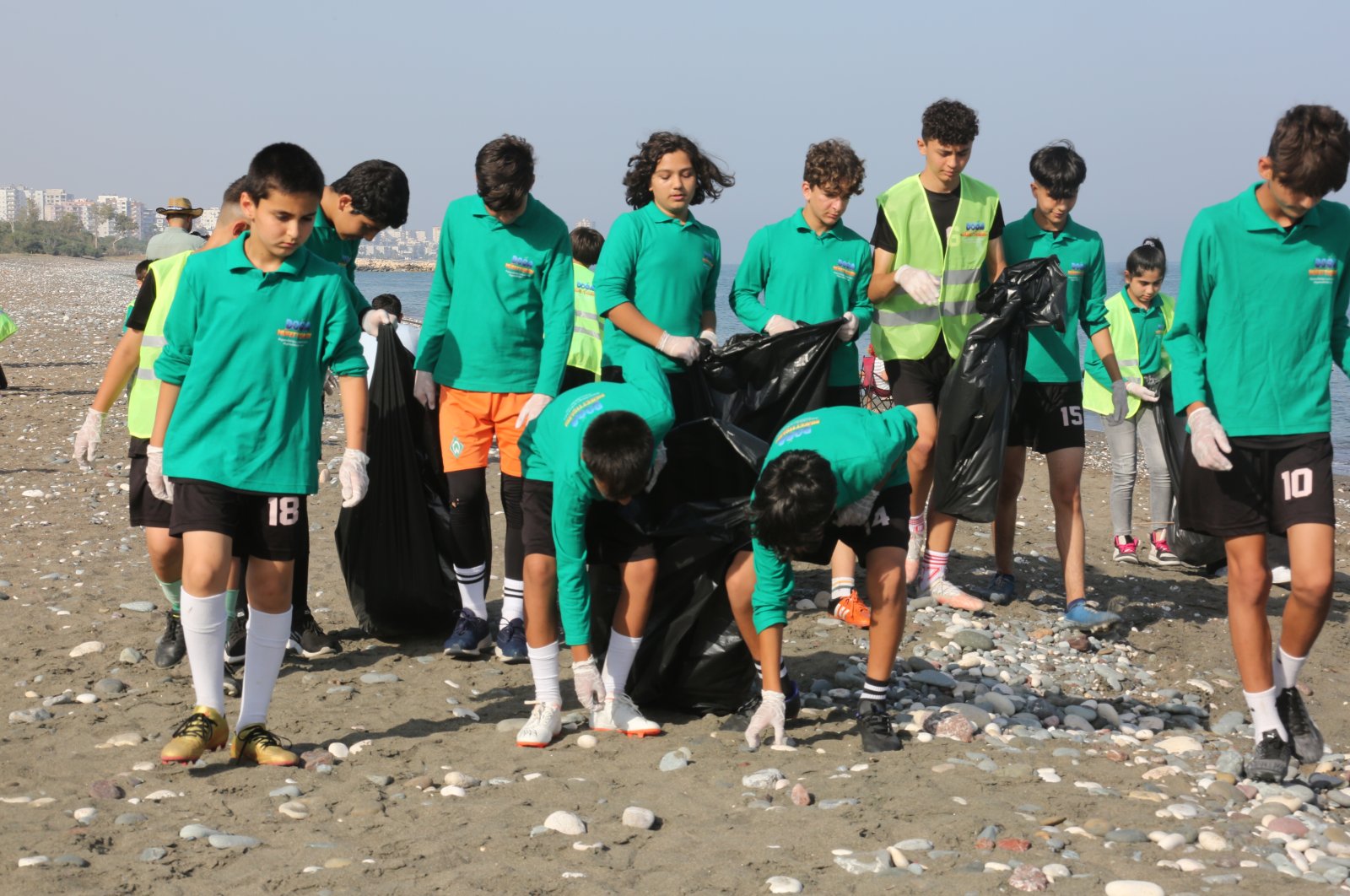 Students pick up garbage on the occasion of Environment Day, in Mersin, southern Turkey, June 5, 2022. (AA PHOTO)