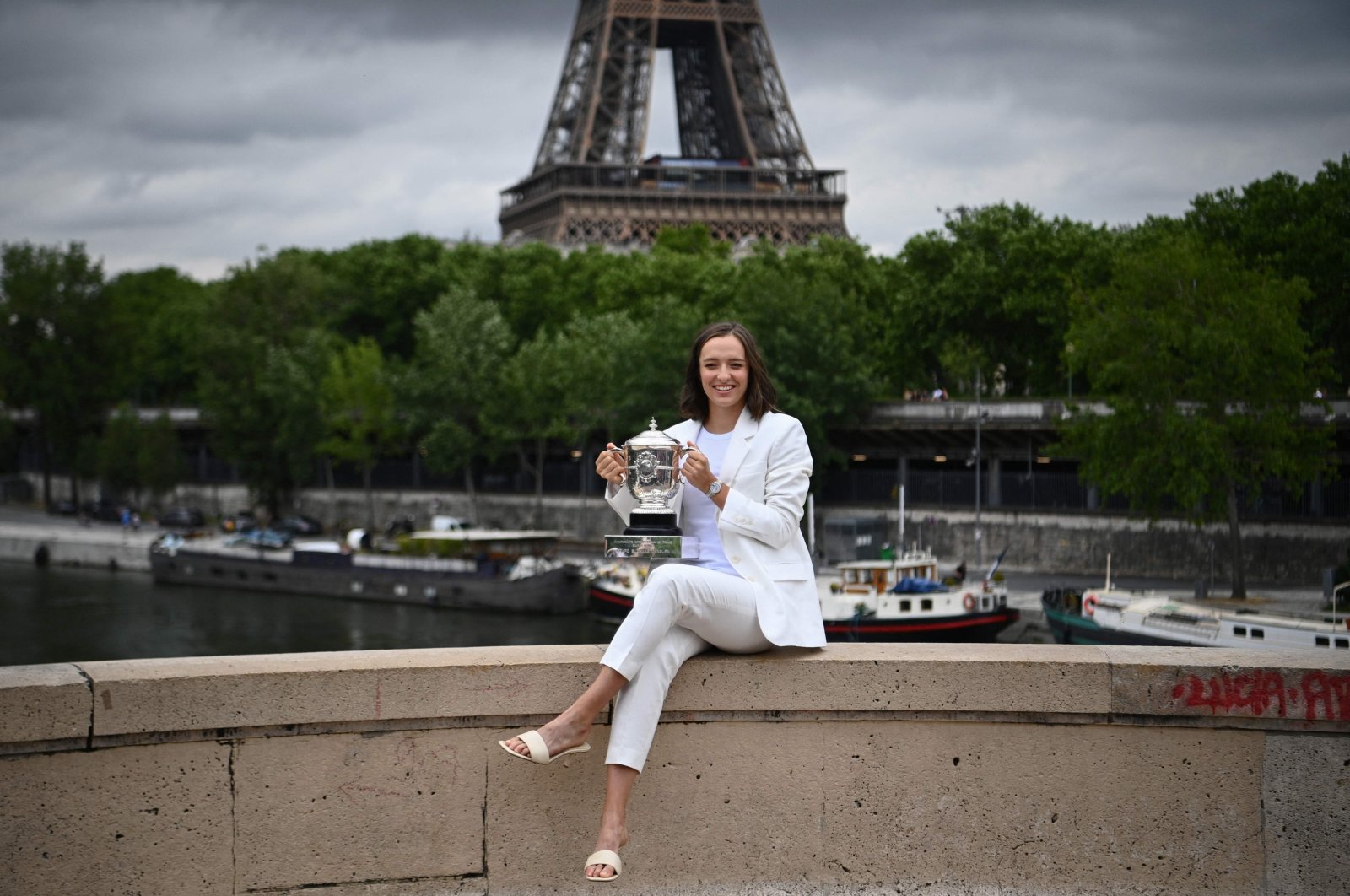 Poland&#039;s Iga Swiatek poses with the Susan Lenglen trophy, Paris, France, June 5, 2022. (AFP Photo)