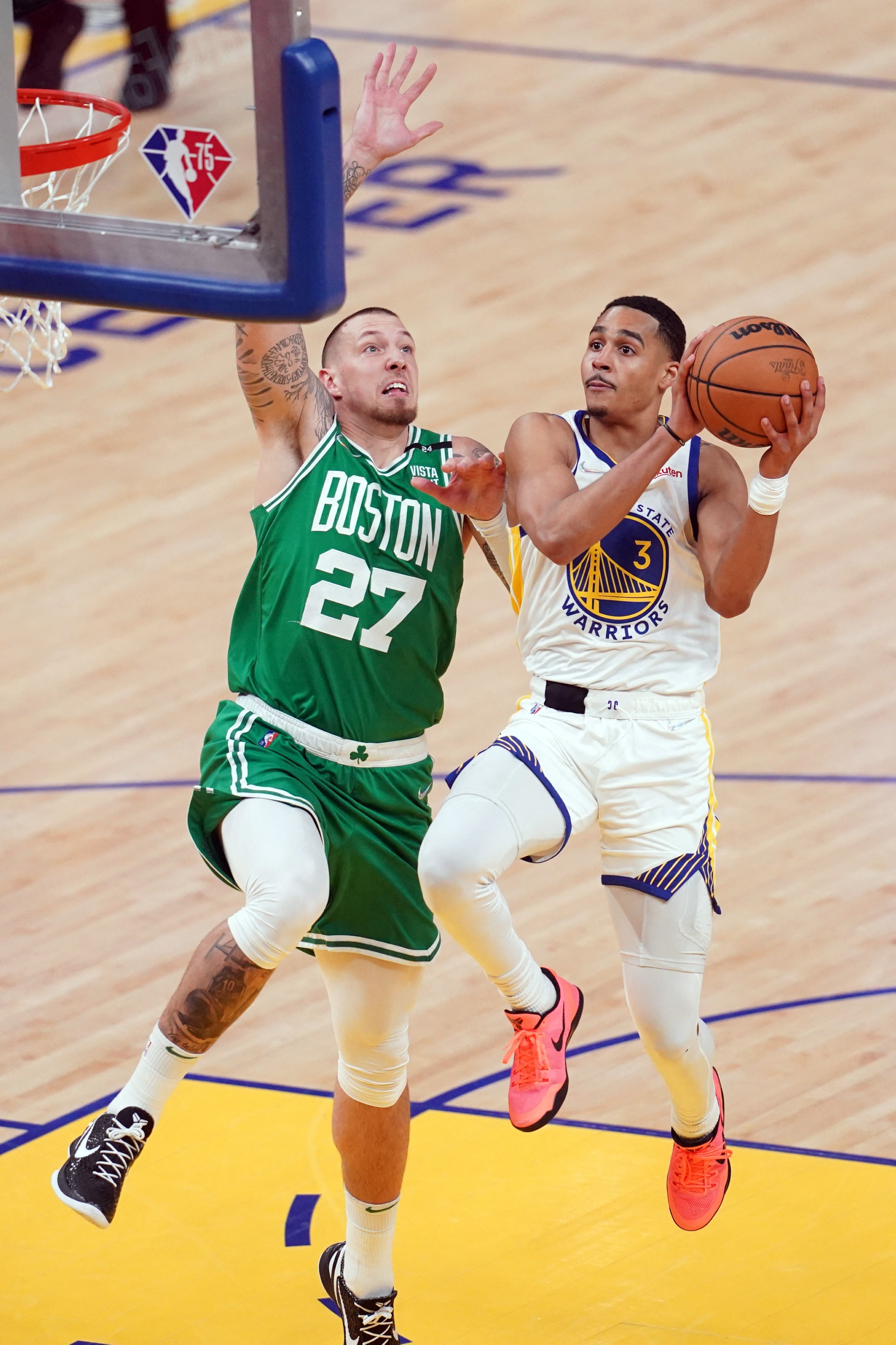 Guard Warriors Jordan Poole (kanan) menembak center Celtics Daniel Theis di Game 2 Final NBA 2022, San Francisco, California, 05 Juni 2022. (Foto Reuters)