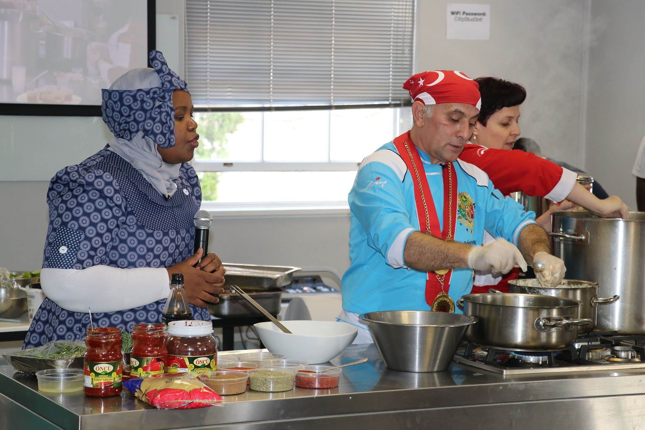 Anggota Yunus Emre Institute menyiapkan makanan tradisional Turki, di Johannesburg, Afrika Selatan, 16 Mei 2022. (AA Photo)