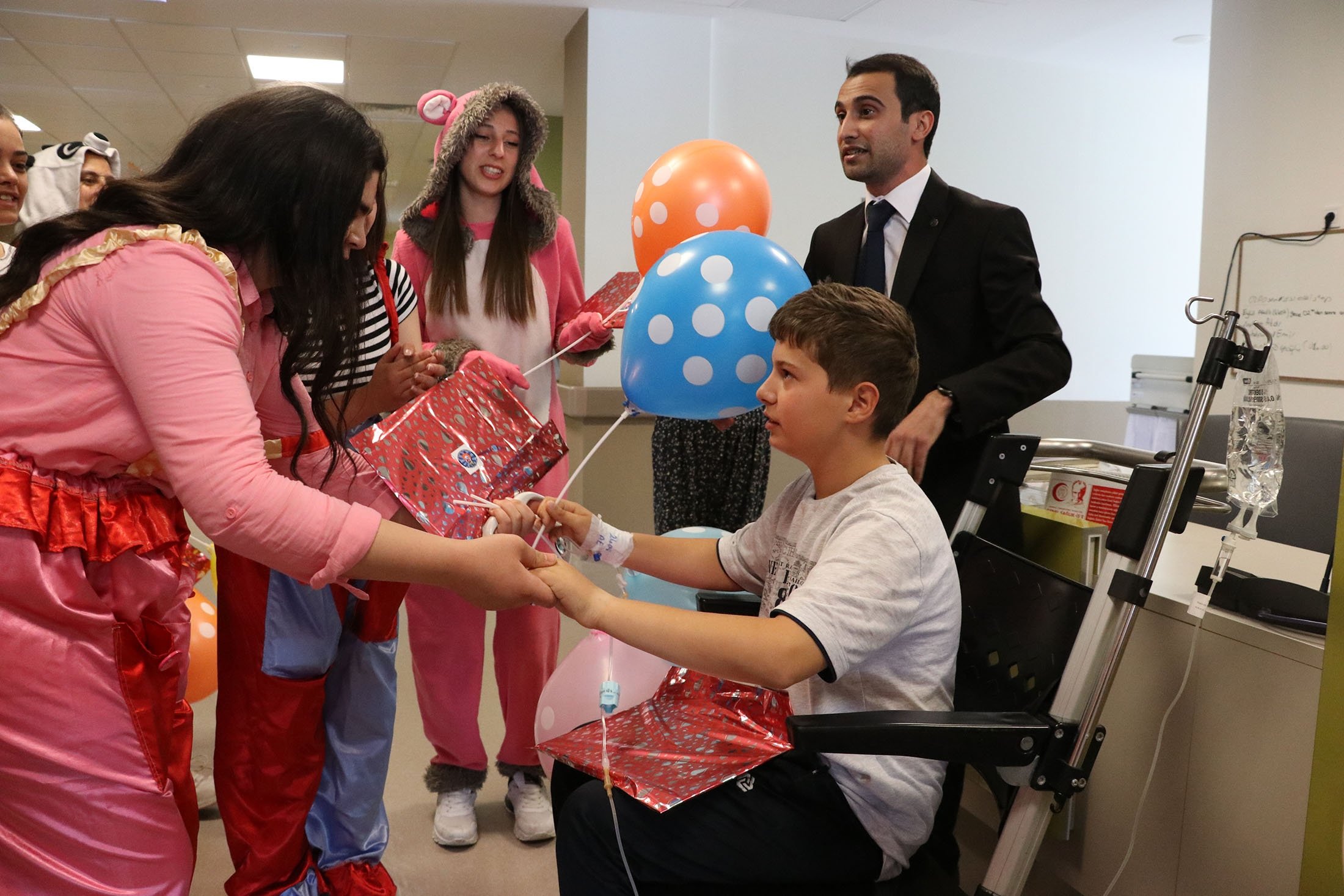 Seorang calon perawat memberikan hadiah kepada seorang anak saat mereka menjalankan kegiatan untuk menghibur anak-anak di Rumah Sakit Kota Kayseri, Kayseri, Turki, 5 Juni 2022. (AA Photo)