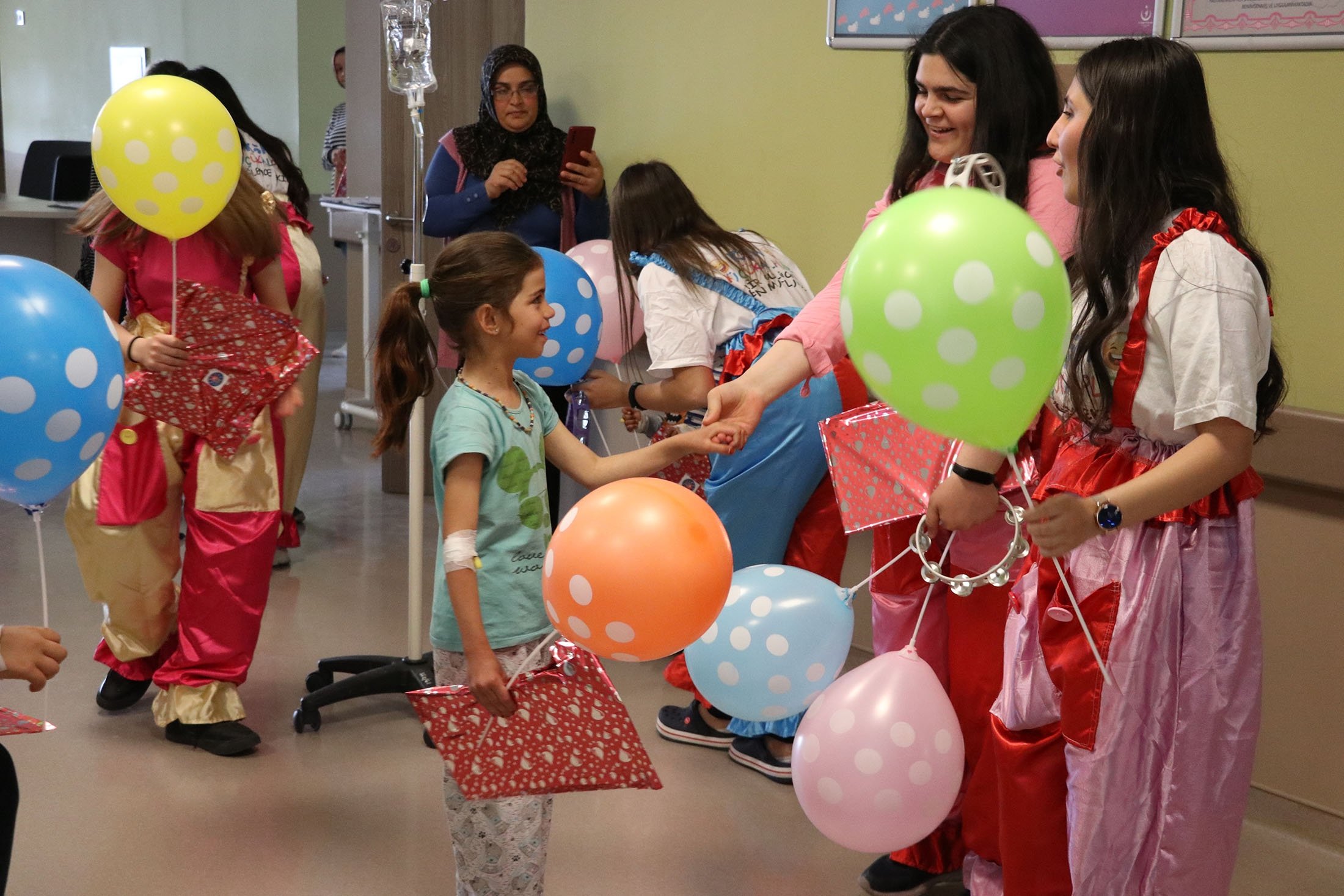 Calon perawat memberikan hadiah kepada anak-anak di Rumah Sakit Kota Kayseri, di Kayseri, Turki, 5 Juni 2022. (AA Photo)