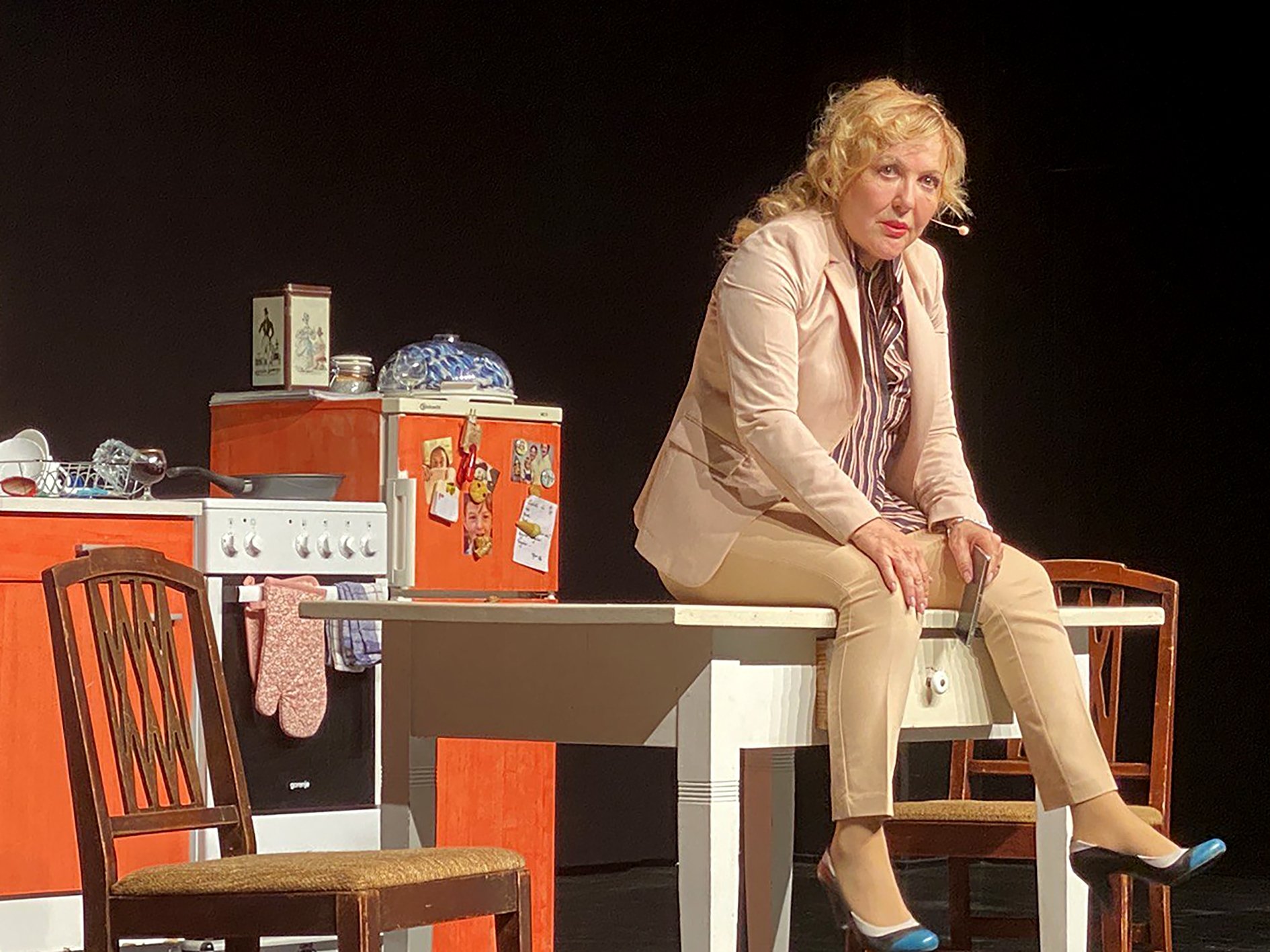 "Shirley Valentine," the one-person play directed and played by Turkish actress Sumru Yavrucuk, was staged at the "8th Frankfurt Turkish Theater Festival", Frankfurt, Germany, June 6, 2022. (AA Photo)