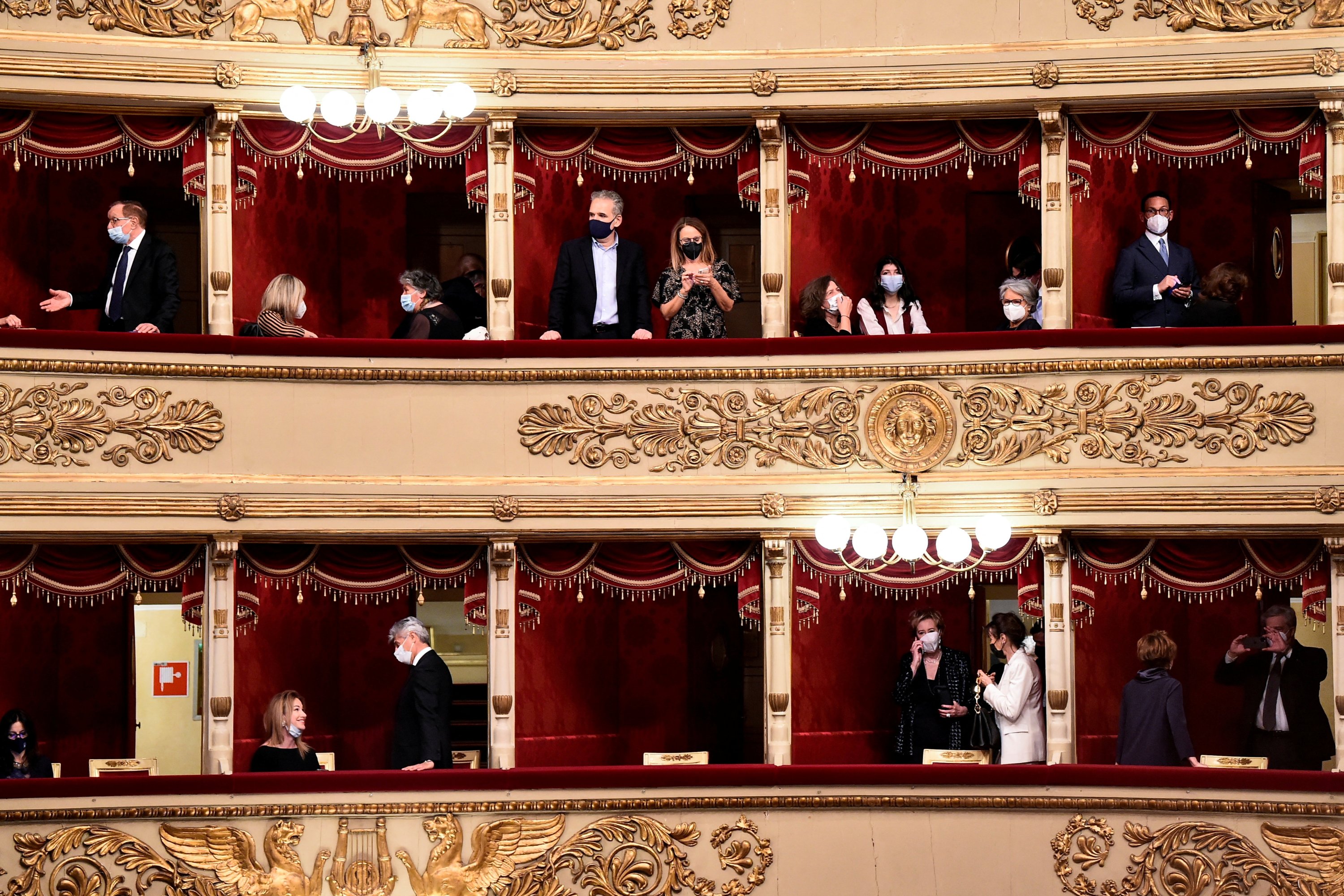 Orang-orang menghadiri pembukaan kembali gedung opera La Scala setelah ditutup karena pandemi virus corona, di Milan, Italia, 10 Mei 2021. (Foto Reuters)