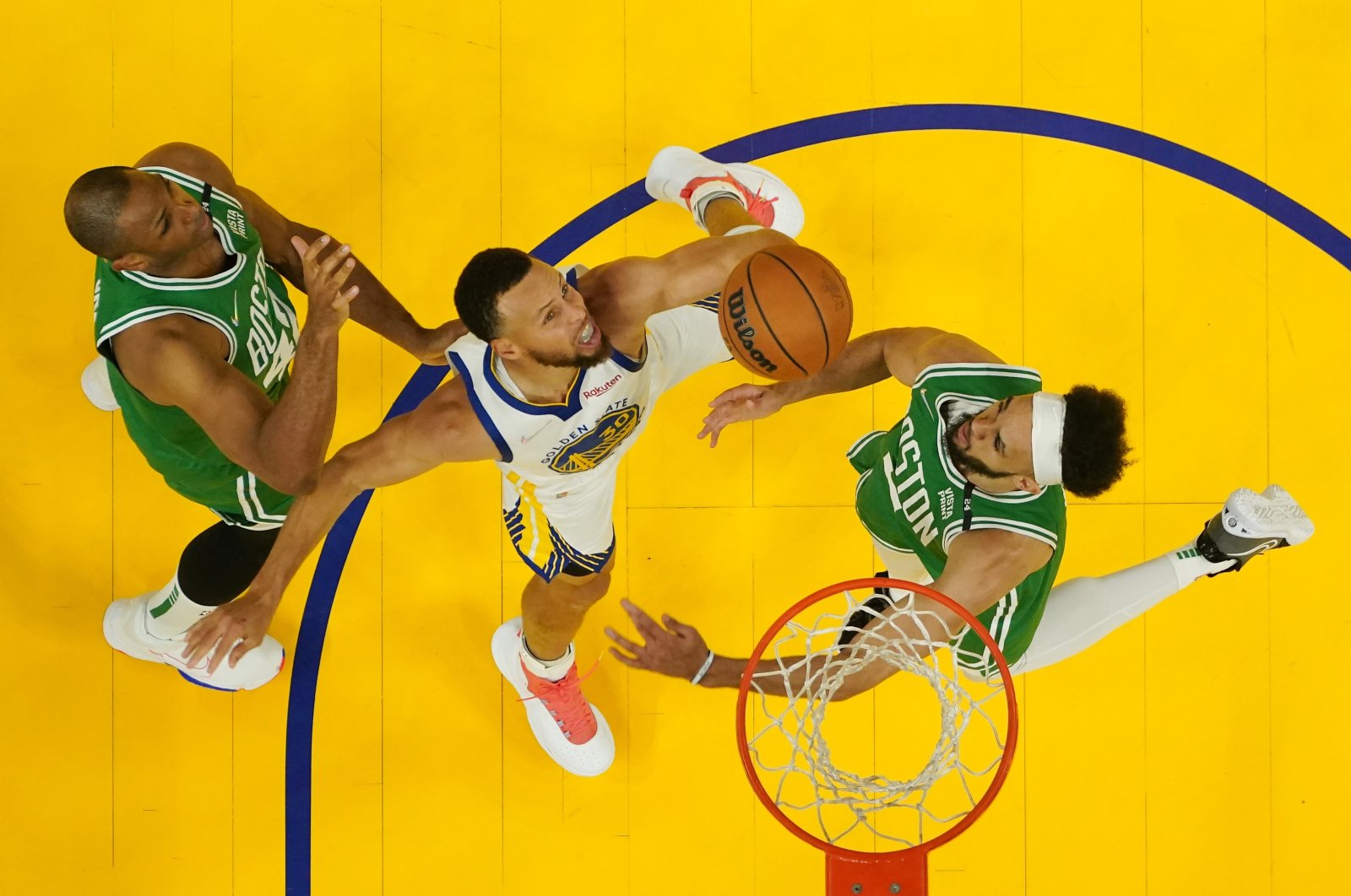 Warriors&#039; Stephen Curry (C) shoots against the Celtics in Game 2 of the 2022 NBA Finals, San Francisco, California, June 05, 2022. (AFP Photo)