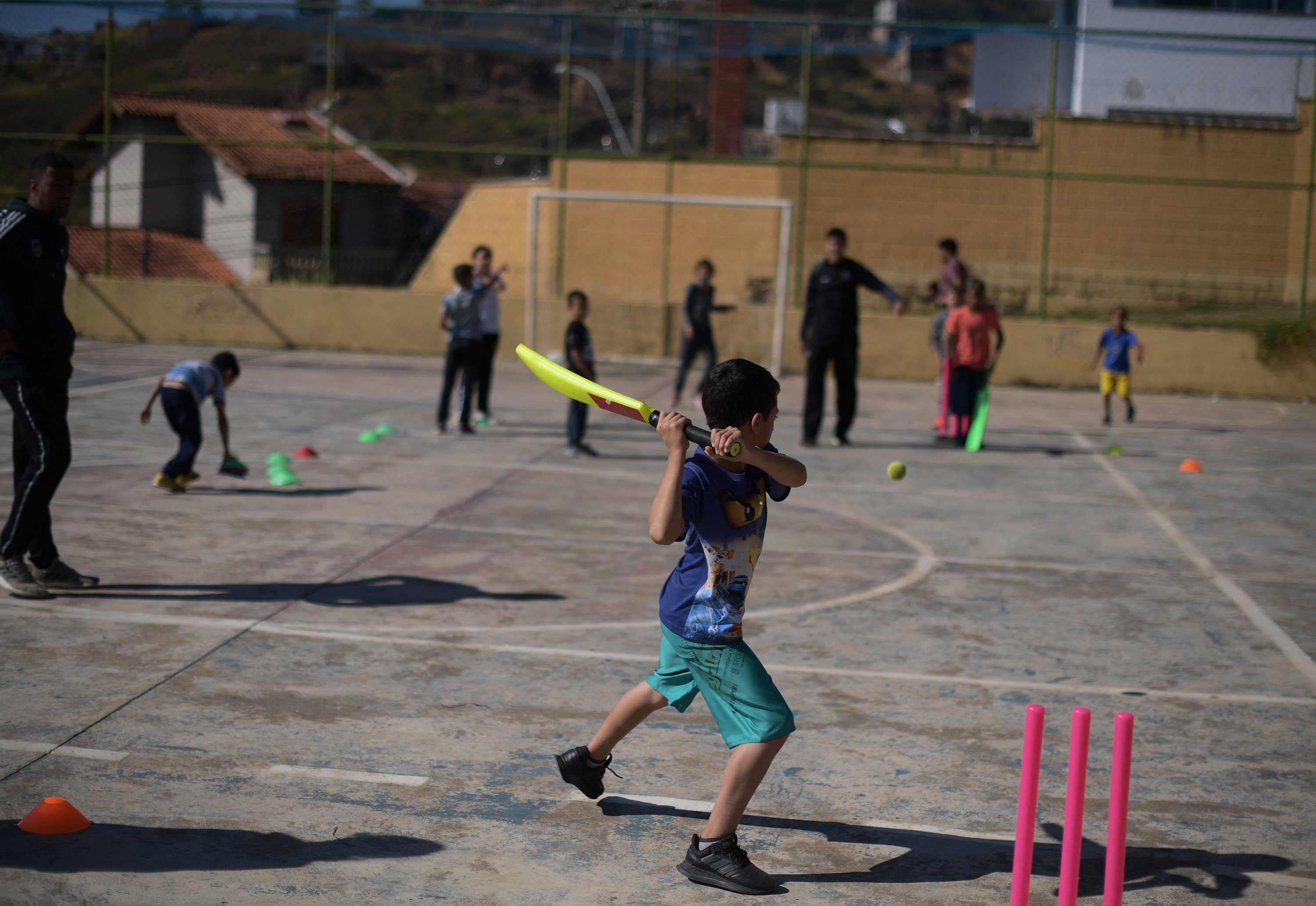 Seorang murid dari sekolah PMJ Sao Jose melakukan pukulan saat pertandingan kriket yang diselenggarakan oleh Cricket Brazil di Poco de Caldas, negara bagian Minas Gerais, Brasil, 24 Mei 2022. (AFP Photo)