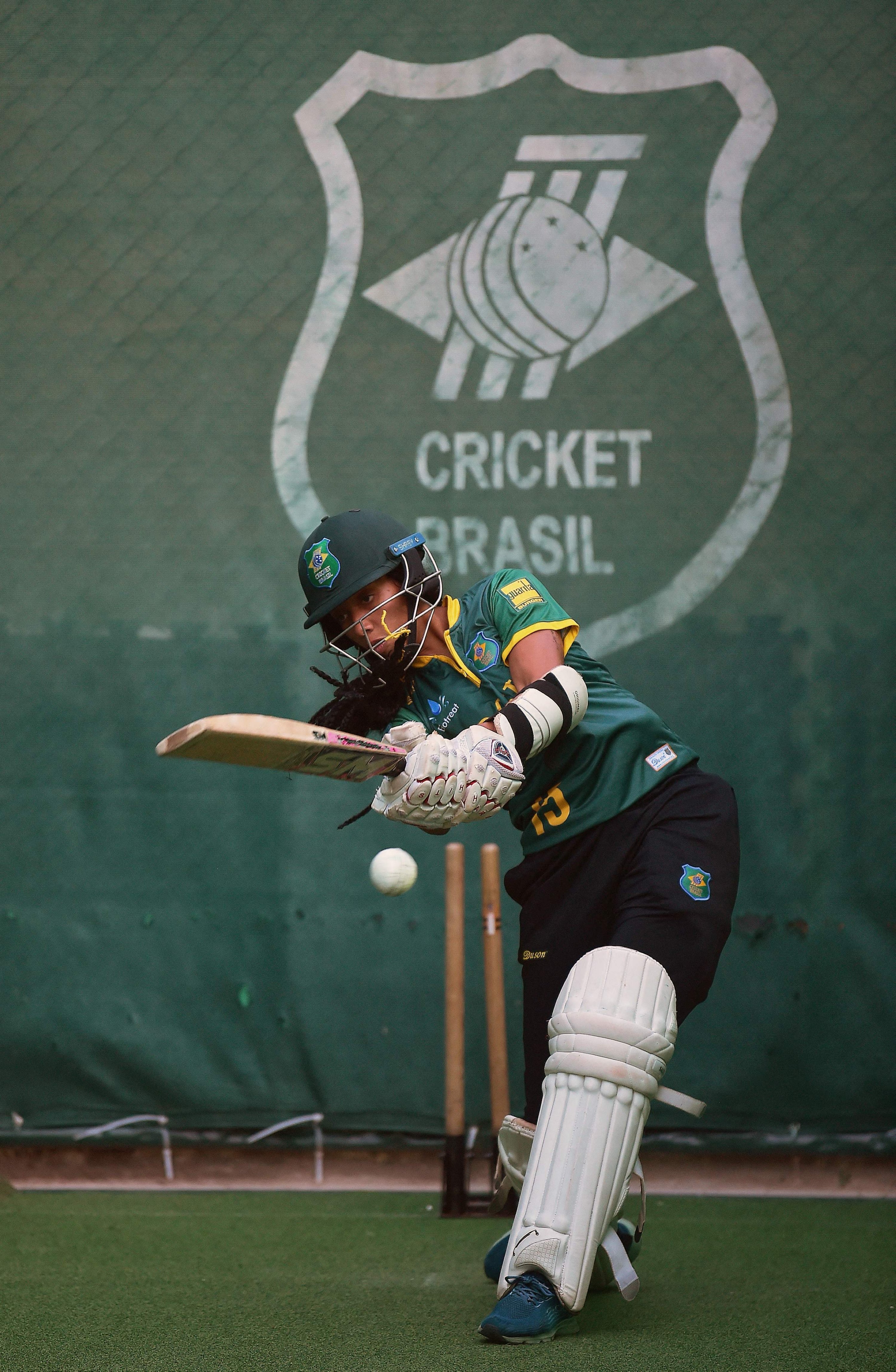Lindsay Mariano Vilas Boas, dari tim wanita profesional Kriket Brasil, berlatih di pusat performa tinggi di Poco de Caldas, negara bagian Minas Gerais, Brasil, 24 Mei 2022. (AFP Photo)