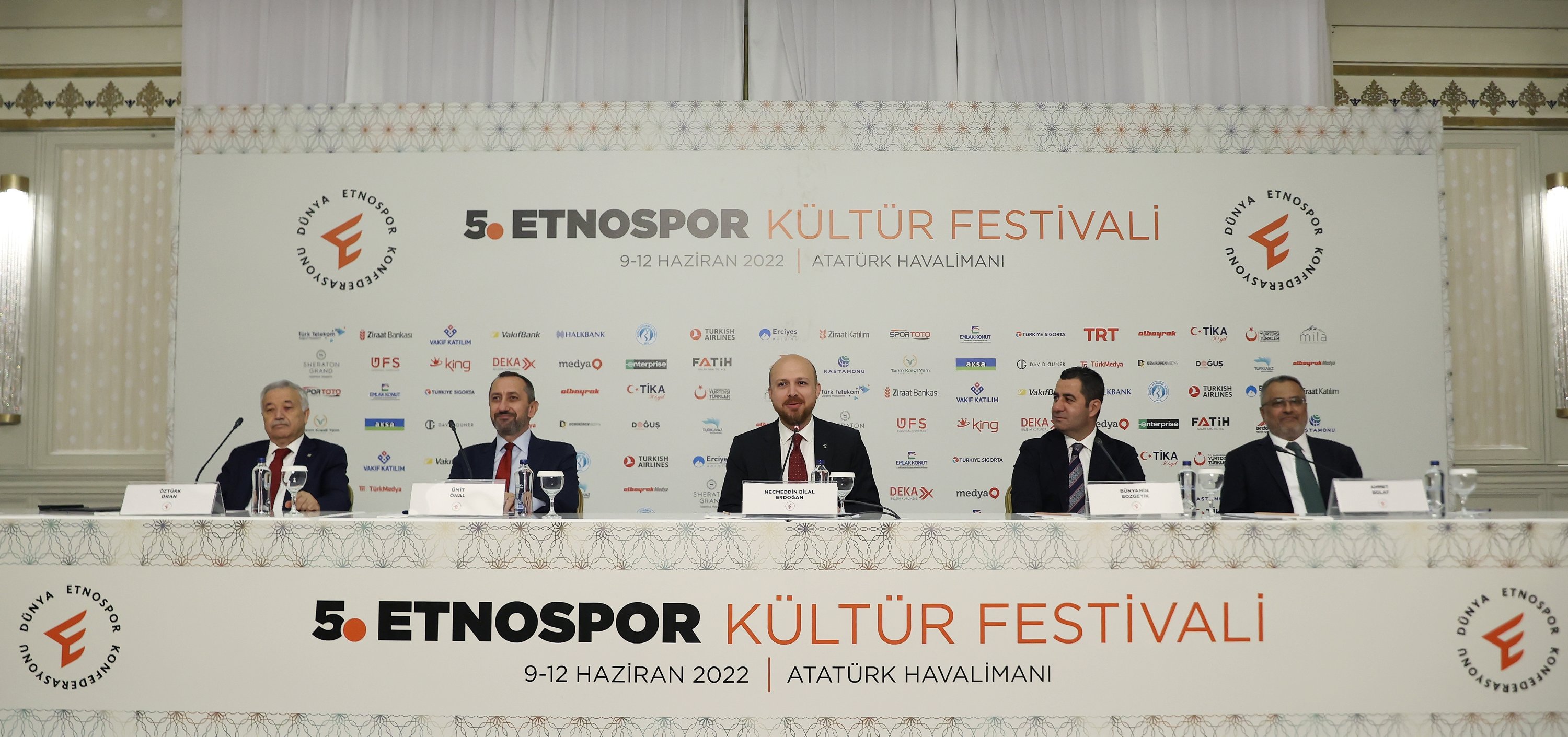 Presiden Konfederasi Etnosport Dunia Bilal Erdoğan (tengah) dan tamu lainnya menghadiri acara jumpa pers untuk Festival Budaya Ethnosports ke-5, Istanbul, Turki, 7 Juni 2022.