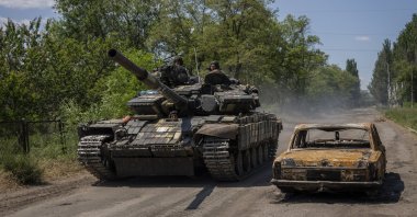 Ukrainian servicemen drive a tank near the frontline in the Donetsk region, eastern Ukraine, June 6, 2022. (AP Photo/Bernat Armangue)