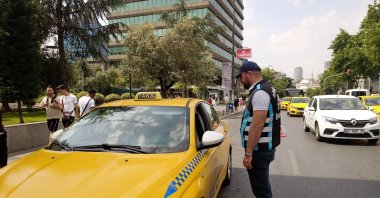 Police officers inspect taxis in the Şişli district of Istanbul, Turkey, June 3, 2022. (İHA PHOTO)