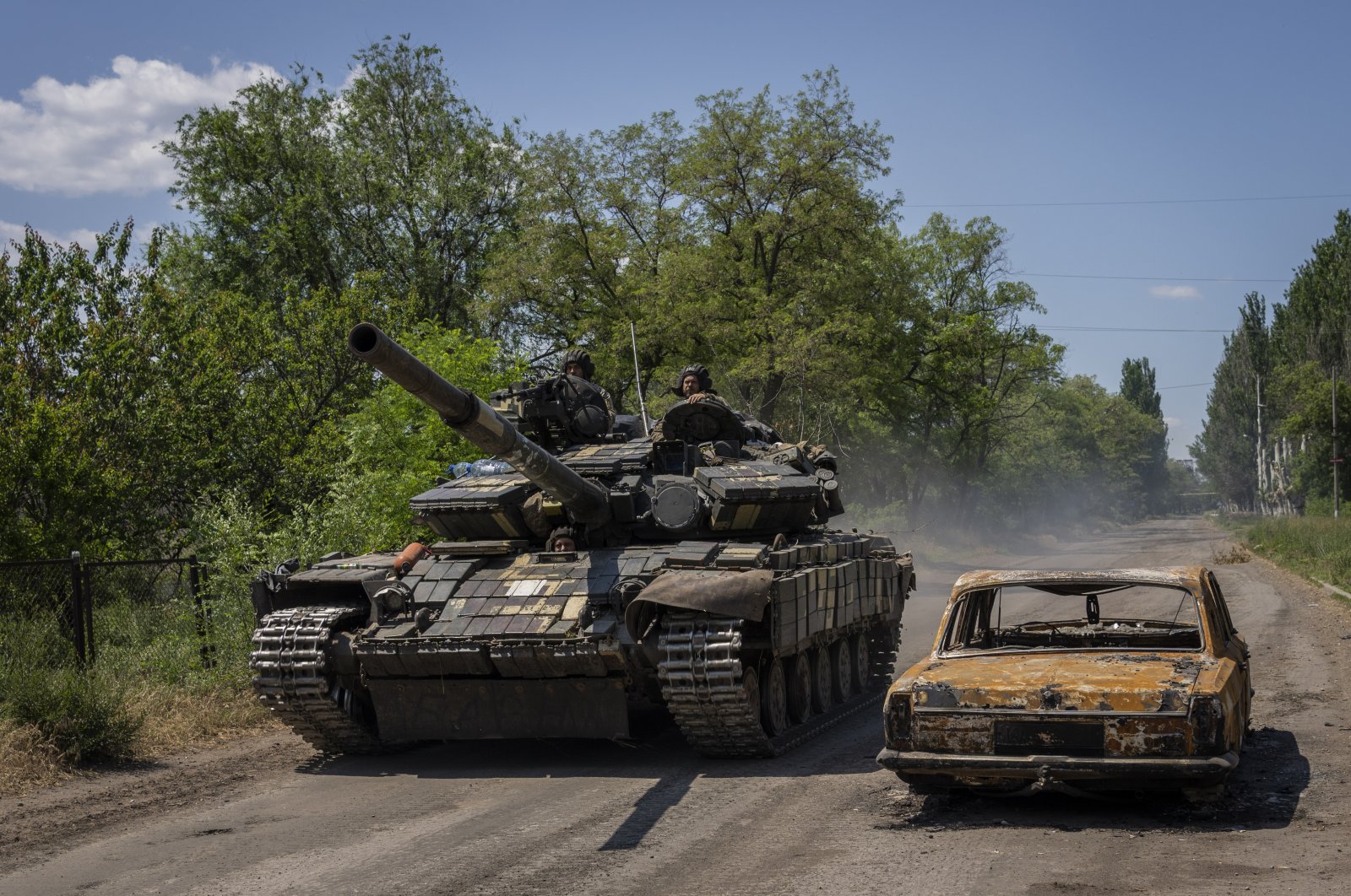 Ukrainian servicemen drive a tank near the frontline in the Donetsk region, eastern Ukraine, June 6, 2022. (AP Photo/Bernat Armangue)