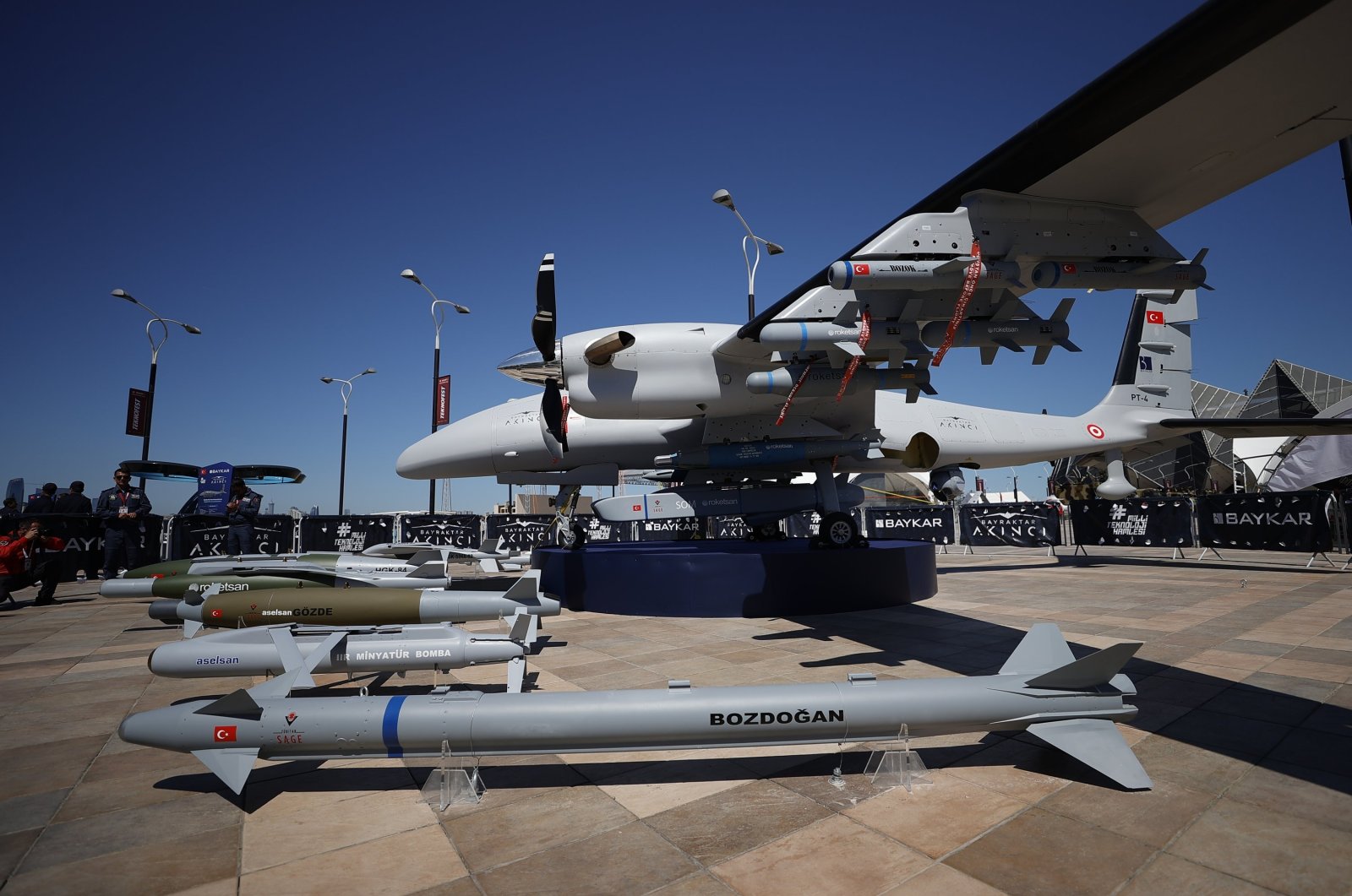 Air-to-air missiles Bozdoğan (bottom) is seen next to Turkey&#039;s Akıncı unmanned combat aerial vehicle during the Teknofest aerospace and technology event, Baku Azerbaijan, May 28, 2022. (AA Photo) 