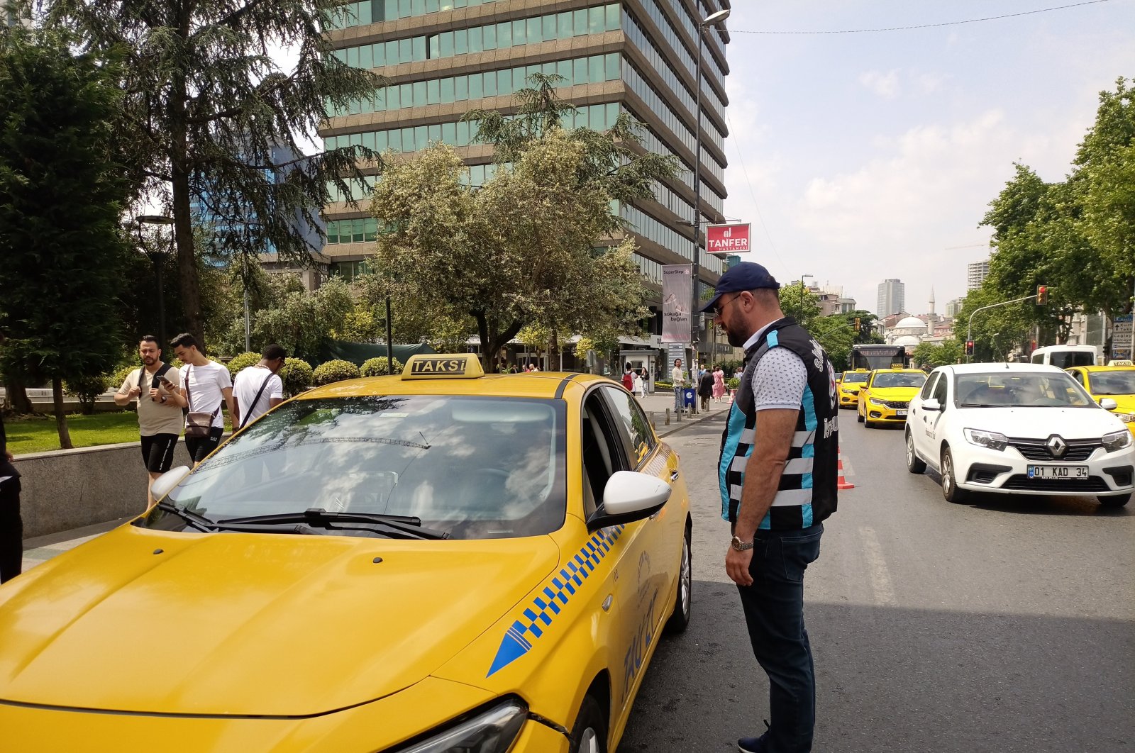 Police officers inspect taxis in the Şişli district of Istanbul, Turkey, June 3, 2022. (İHA PHOTO)