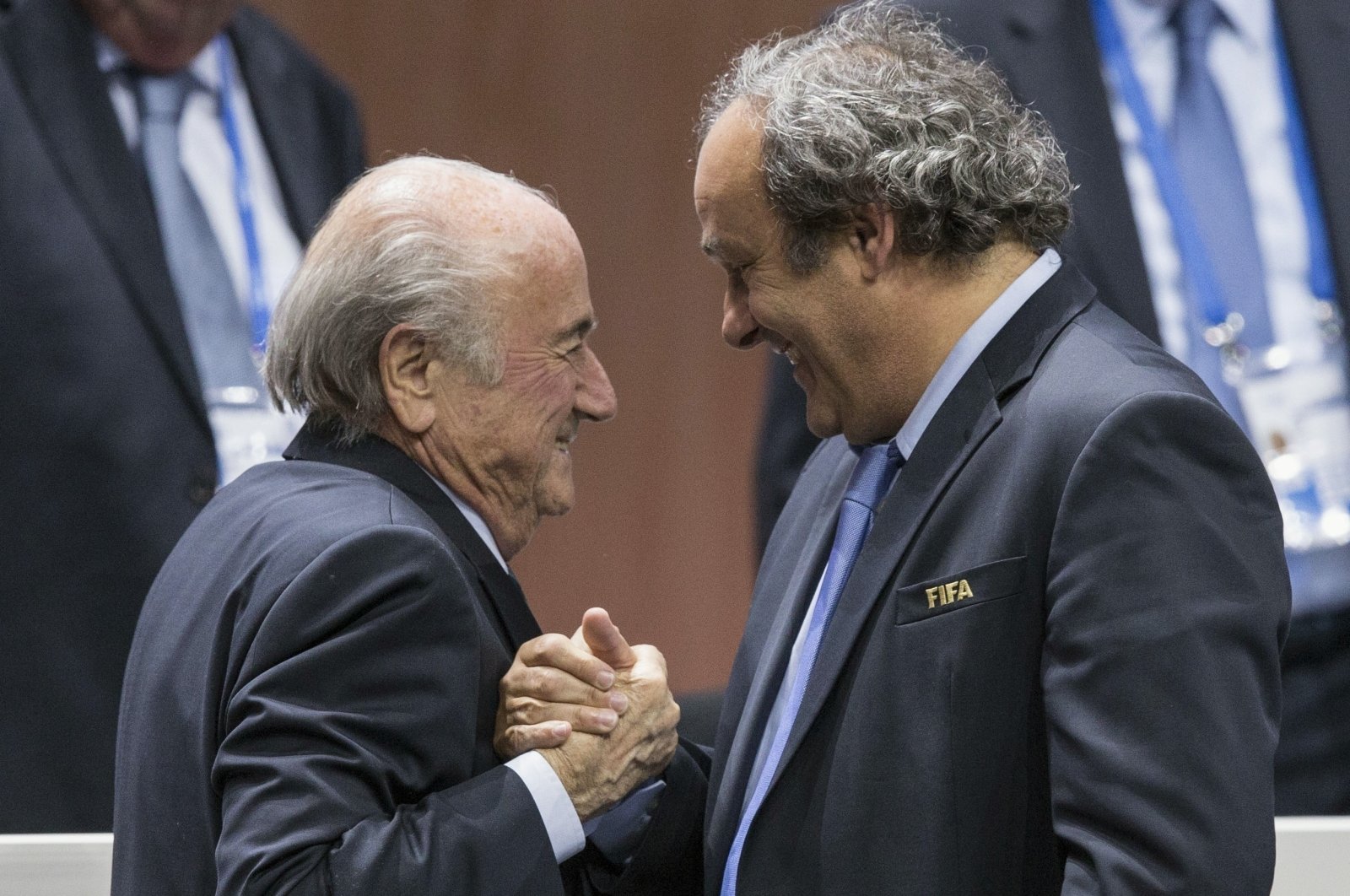 Tsar sepak bola yang dipermalukan Blatter, Platini menghadapi pengadilan suap Swiss