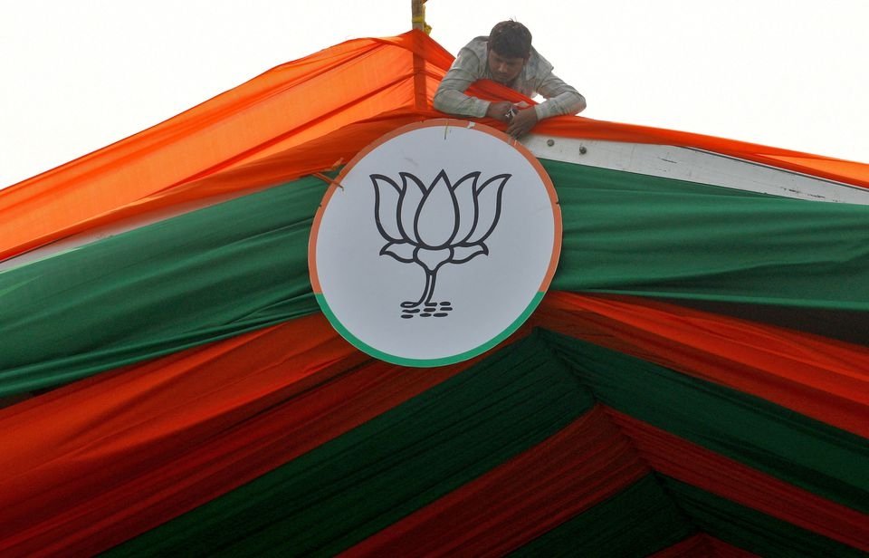 A man installs the symbol of India&#039;s ruling Bharatiya Janata Party (BJP) on a tent during an election campaign rally by the party in Prayagraj, India, Feb. 24, 2022. (Reuters Photo)